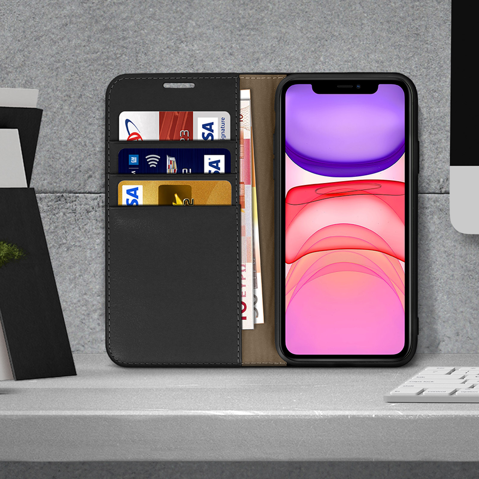 Un étui de téléphone avec des cartes de crédit et de l'argent à l'intérieur, appuyé contre un bureau. Fond blanc.