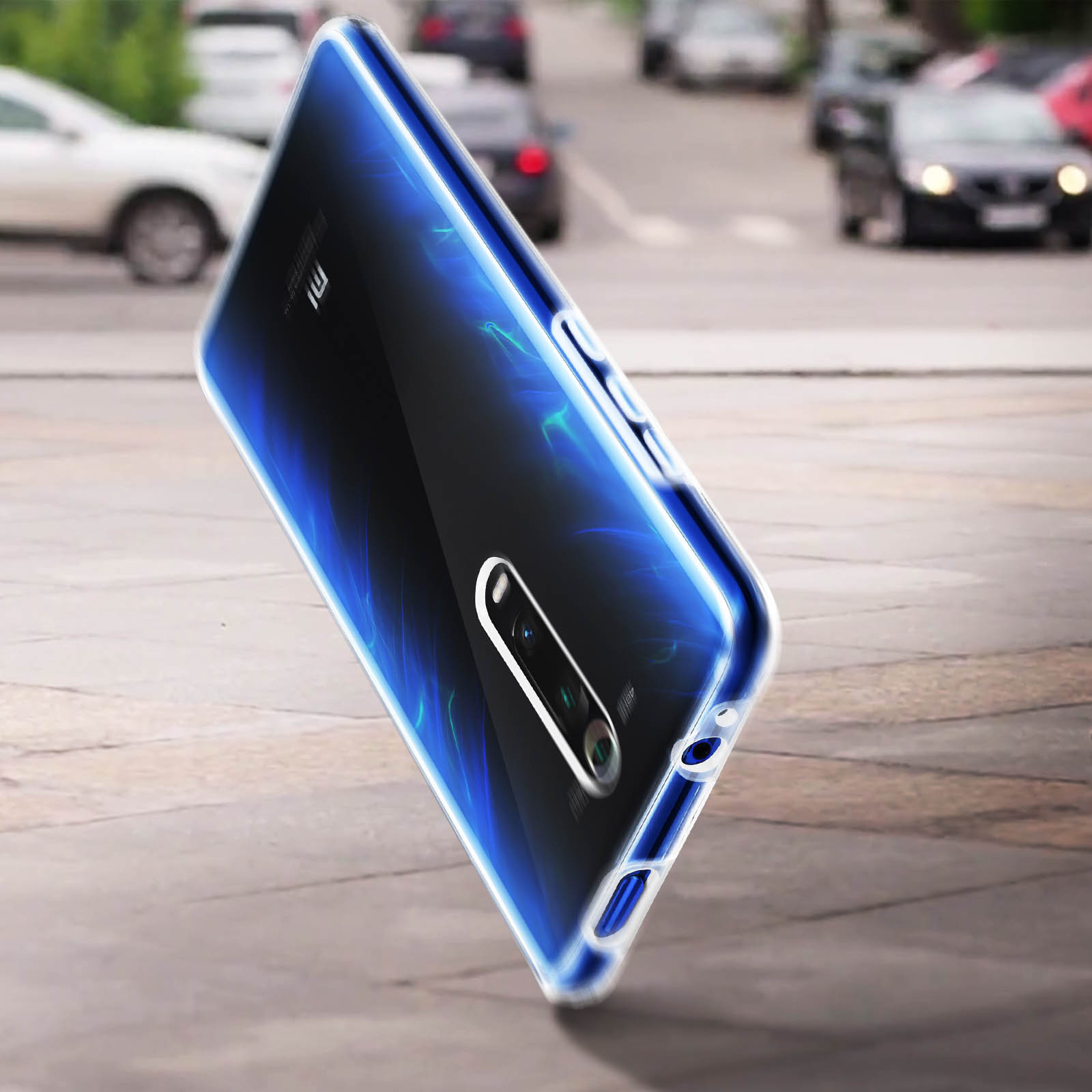 Un téléphone dans un étui, avec un arrière-plan flou d'une rue.