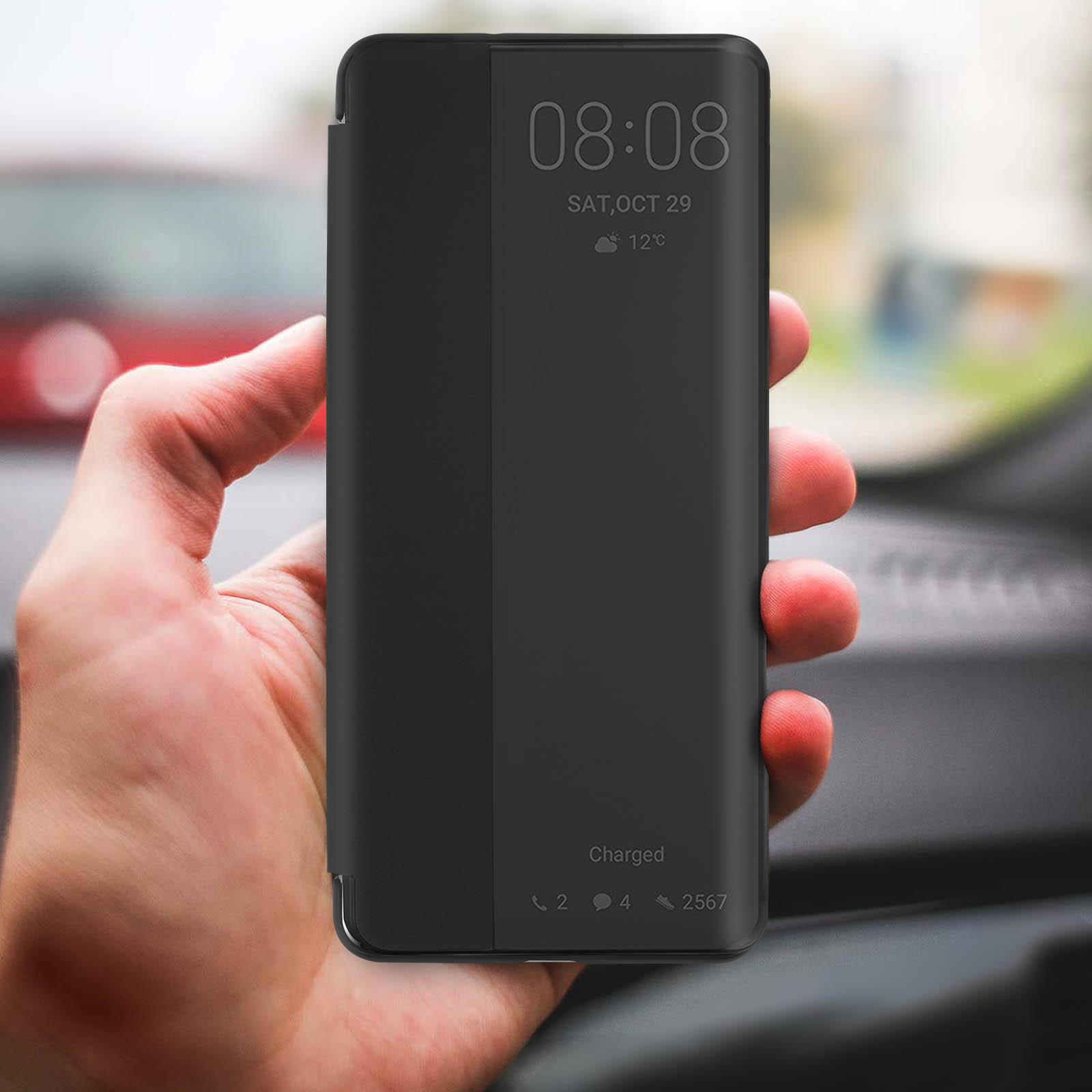 Una mano che tiene una custodia nera per telefono con un display che mostra l'ora e la data.