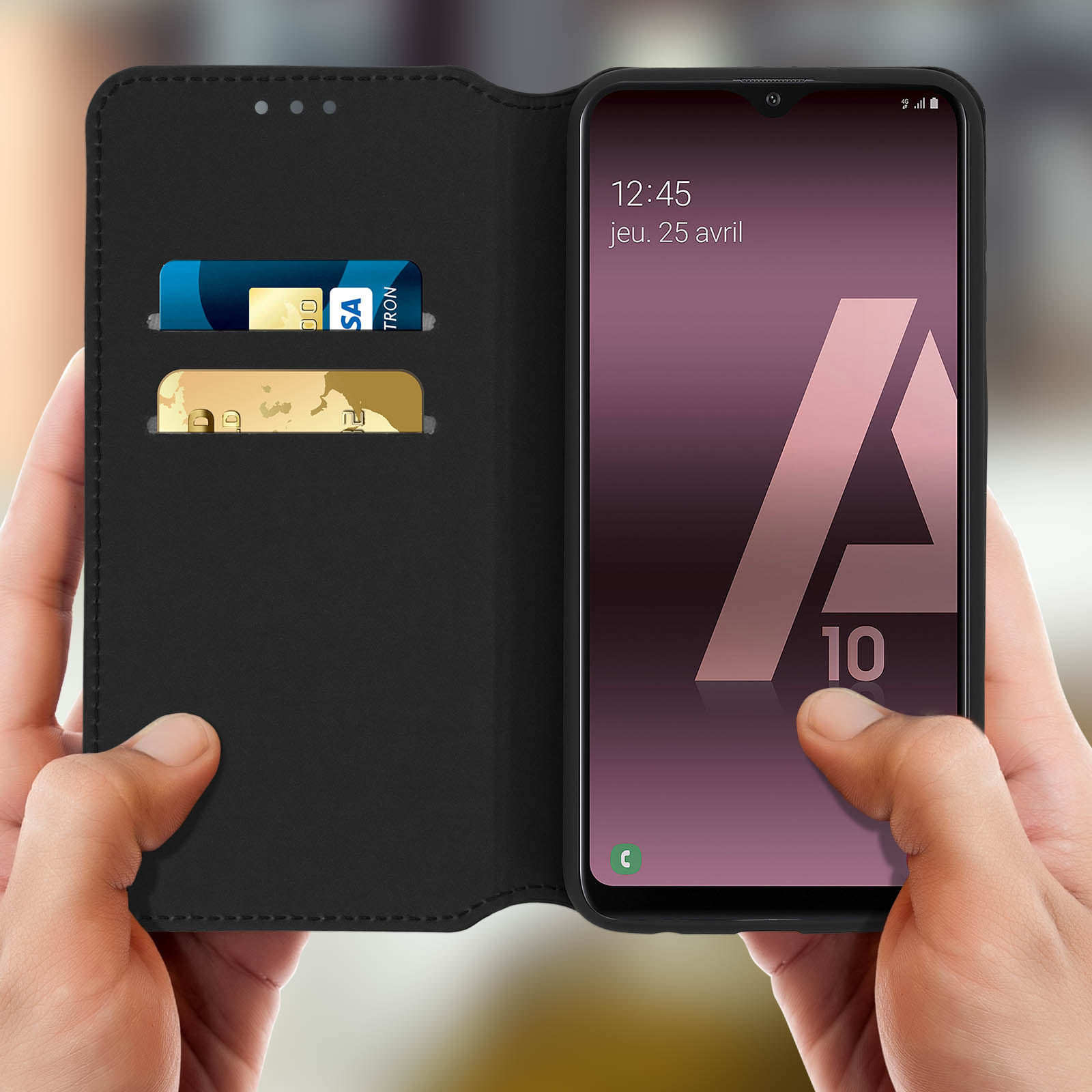 Coque de téléphone noire ouverte avec cartes de crédit. L'écran du téléphone affiche l'heure et la date.