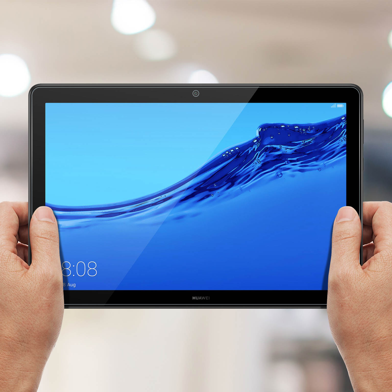 Handen die een tablet vasthouden met een blauw waterachtig scherm.