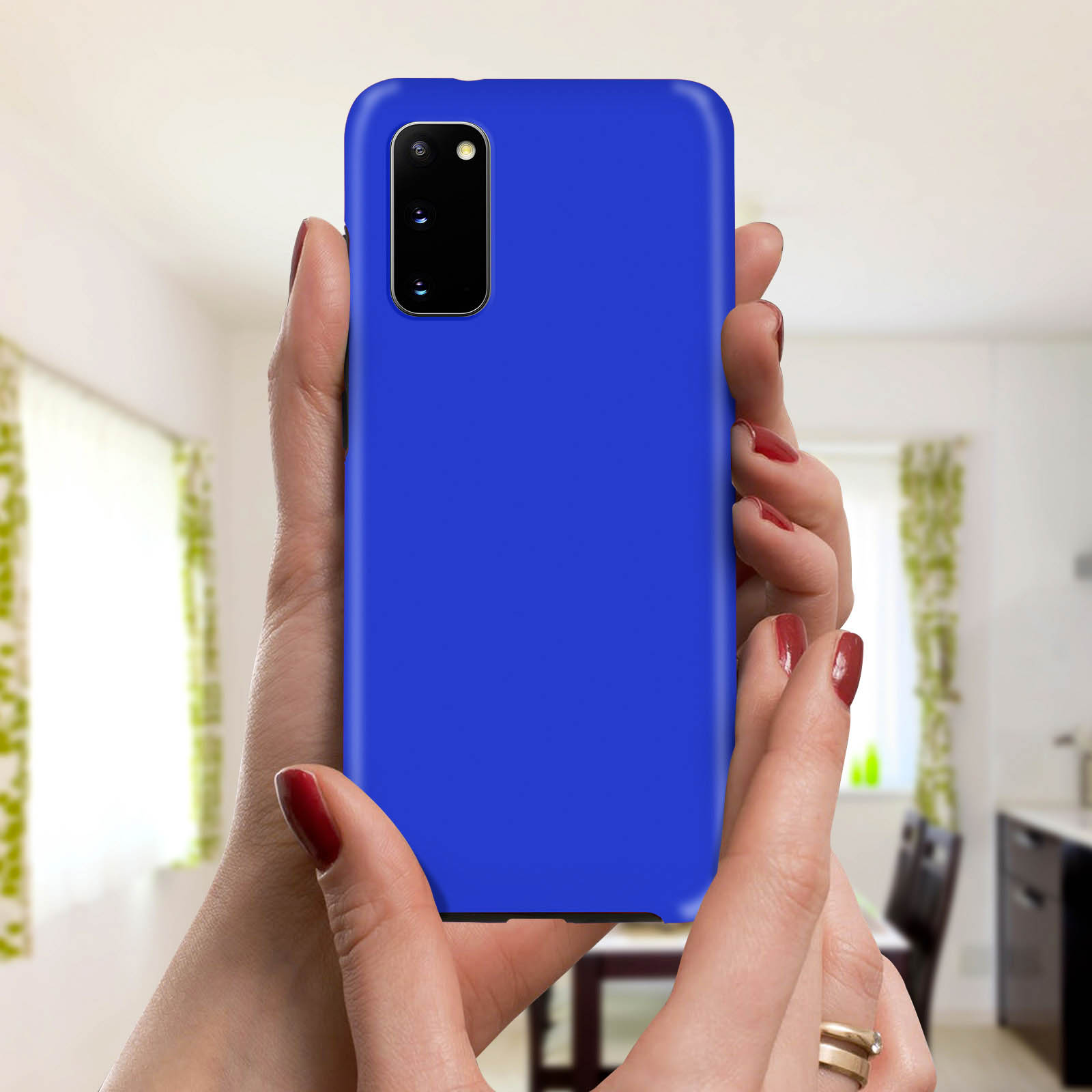Le mani di una donna che tengono un telefono blu. Lo sfondo è sfocato.