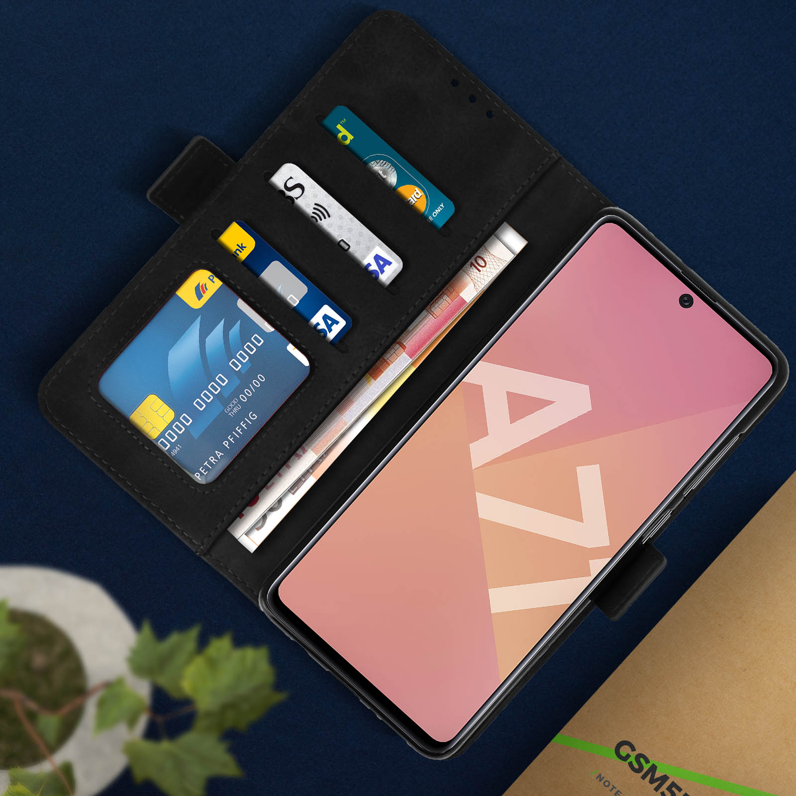 Una custodia nera per telefono con carte di credito e denaro all'interno, aperta.