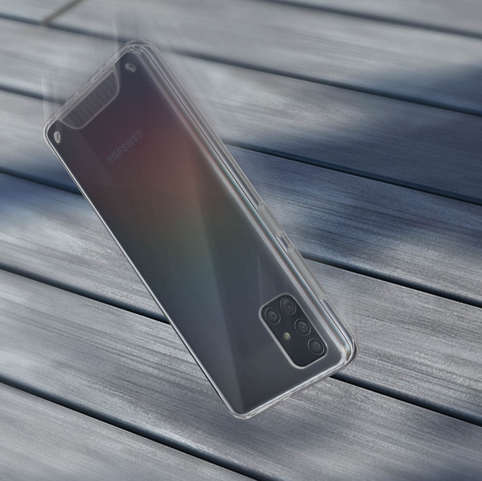 Custodia trasparente su un telefono nero. Vista angolata su una superficie di legno. Obiettivi visibili.