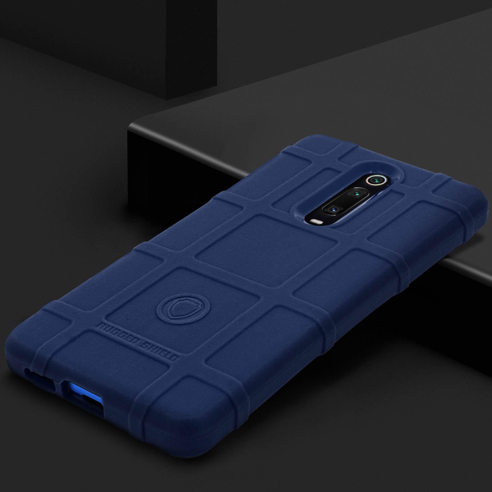 Custodia robusta blu per telefono su una superficie nera. La custodia ha un design strutturato.