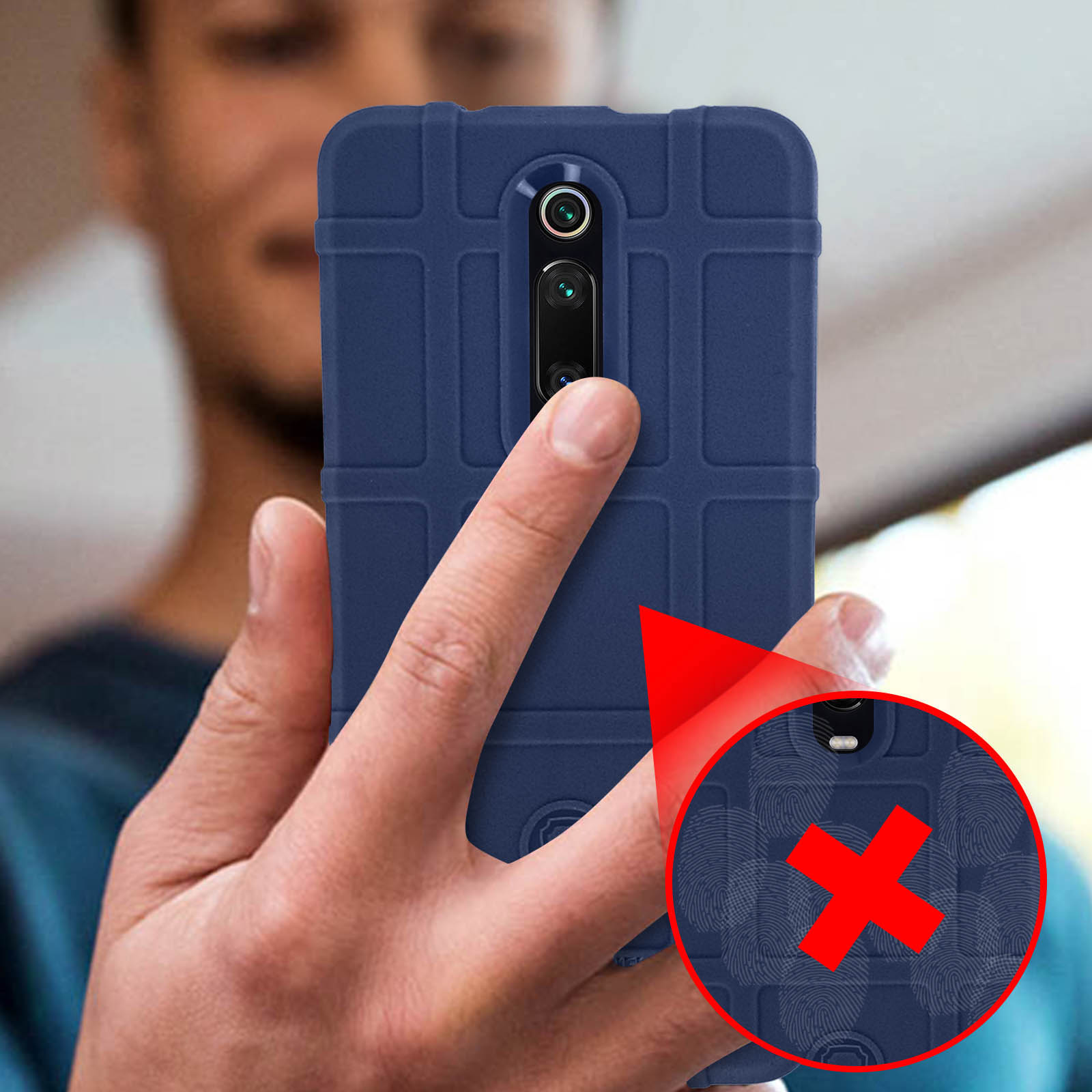 Una persona tiene in mano una custodia blu per telefono. Una X rossa indica che non è resistente alle impronte digitali.