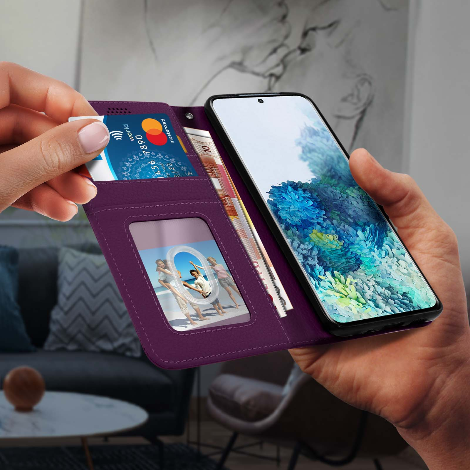 Custodia viola con carte di credito, denaro e una foto.