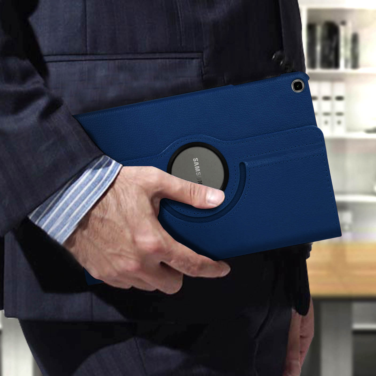 Mano che tiene una custodia blu per tablet Samsung. Il logo Samsung è visibile.