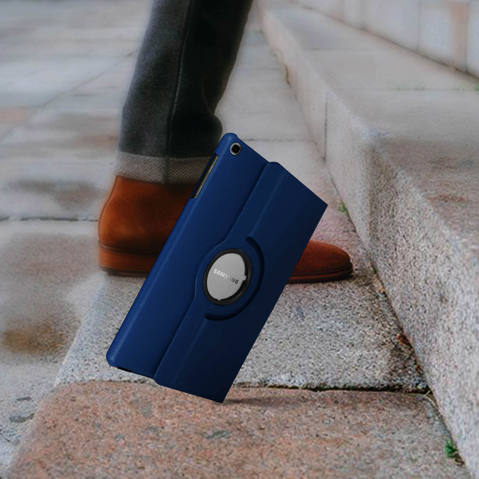Una custodia blu per tablet è sulle scale. Una persona sta camminando sulle scale.