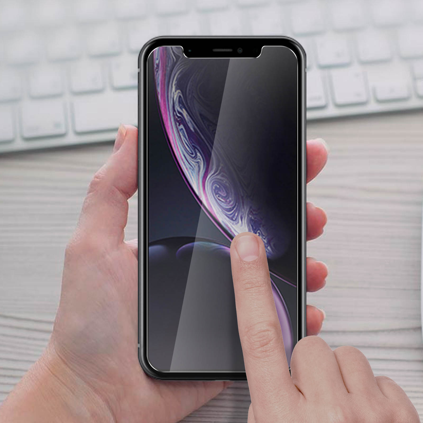 Una mano tiene un telefono con una protezione per lo schermo. Lo schermo mostra un motivo viola e nero.