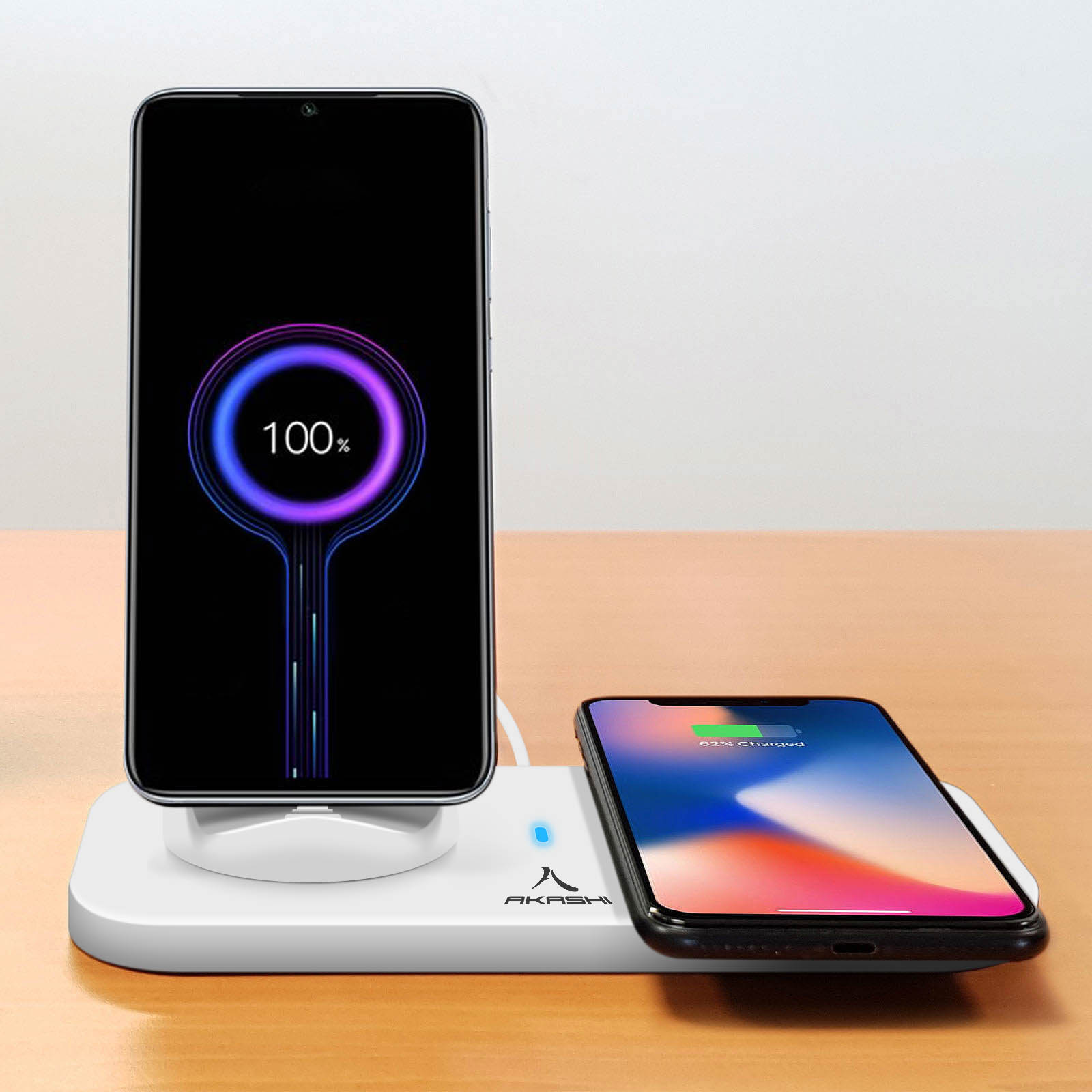 Dos teléfonos en un cargador inalámbrico, uno cargando al 100%, el otro al 92%.