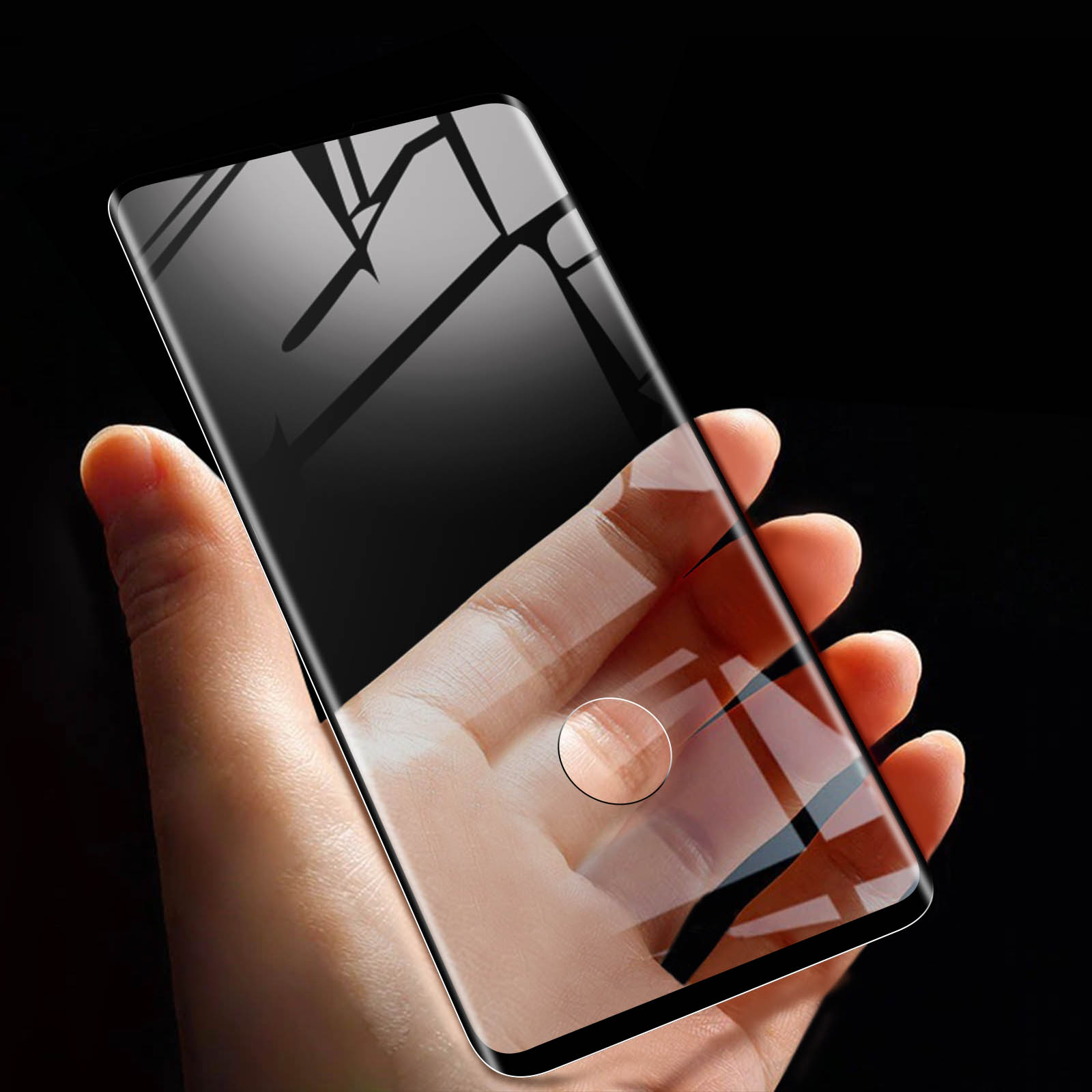Mano che tiene smartphone con protezione schermo in vetro. Sfondo nero con riflessi.