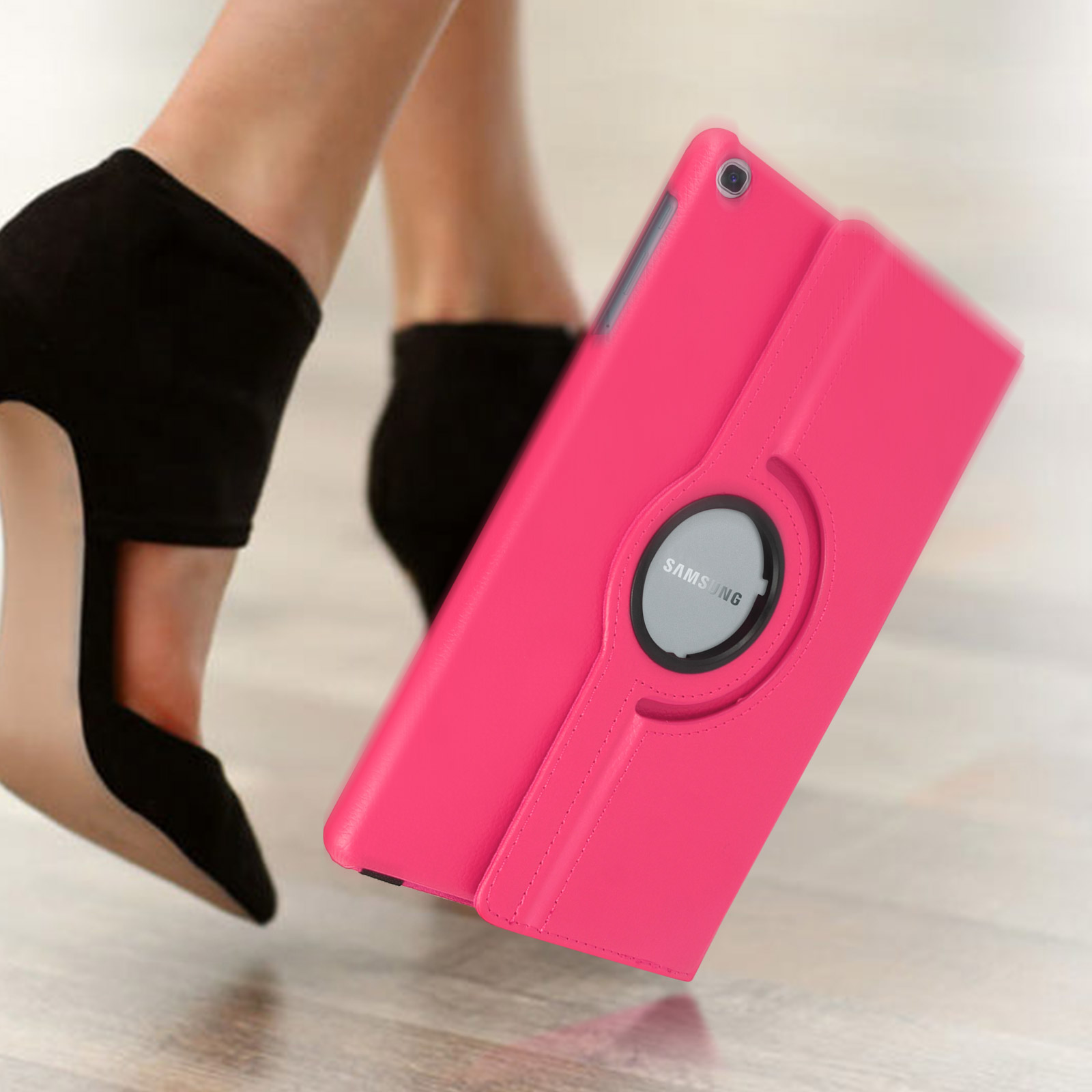 Persona con i tacchi alti, che tiene una custodia per tablet rosa, con sfondo bianco e logo Samsung.