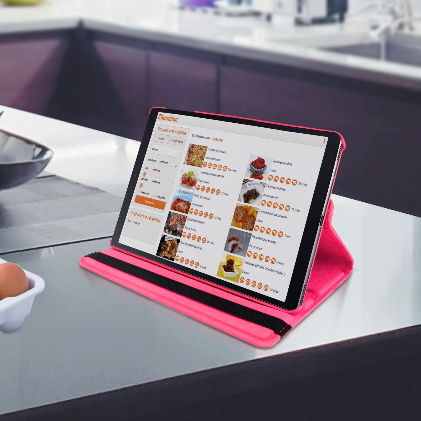 Un tablet mostra un sito web di ricette in una custodia rosa.