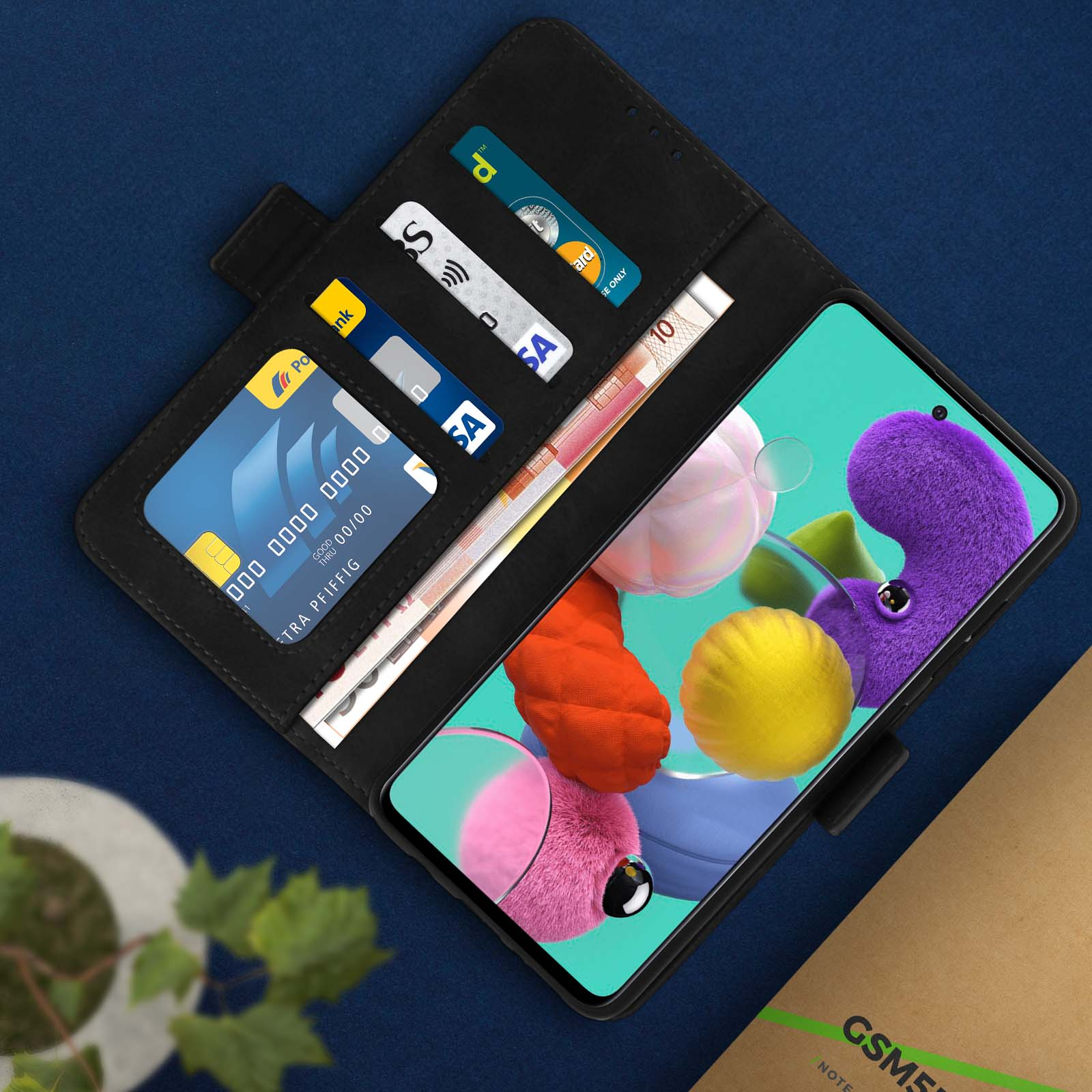 Una custodia per telefono aperta con carte e denaro all'interno. Un telefono con grafica colorata è visibile.