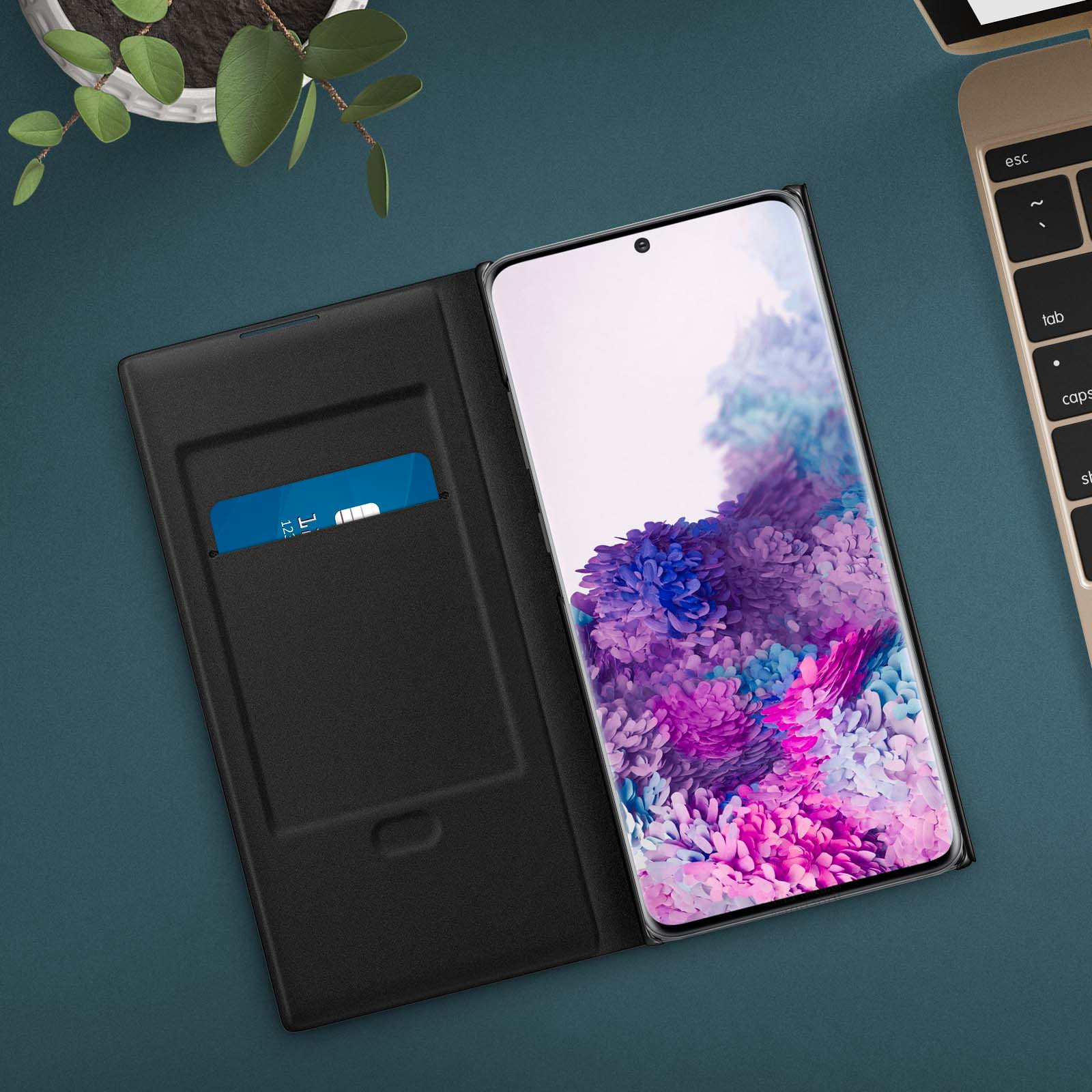 Una custodia nera per telefono con fessura per carte è aperta, rivelando un telefono con schermo colorato.