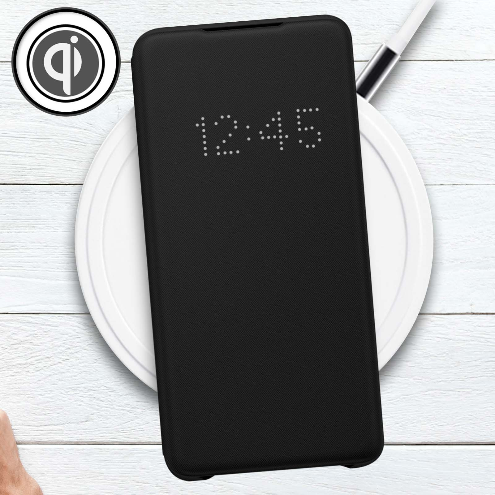 Telefono nero su caricatore wireless bianco. Ora visualizzata sullo schermo del telefono.
