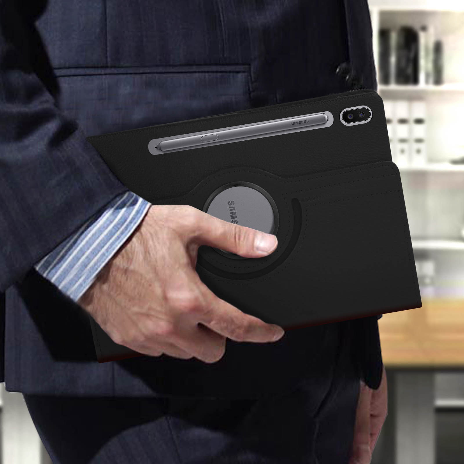 Un uomo che tiene una custodia nera per tablet con pennino. La custodia funge anche da supporto.