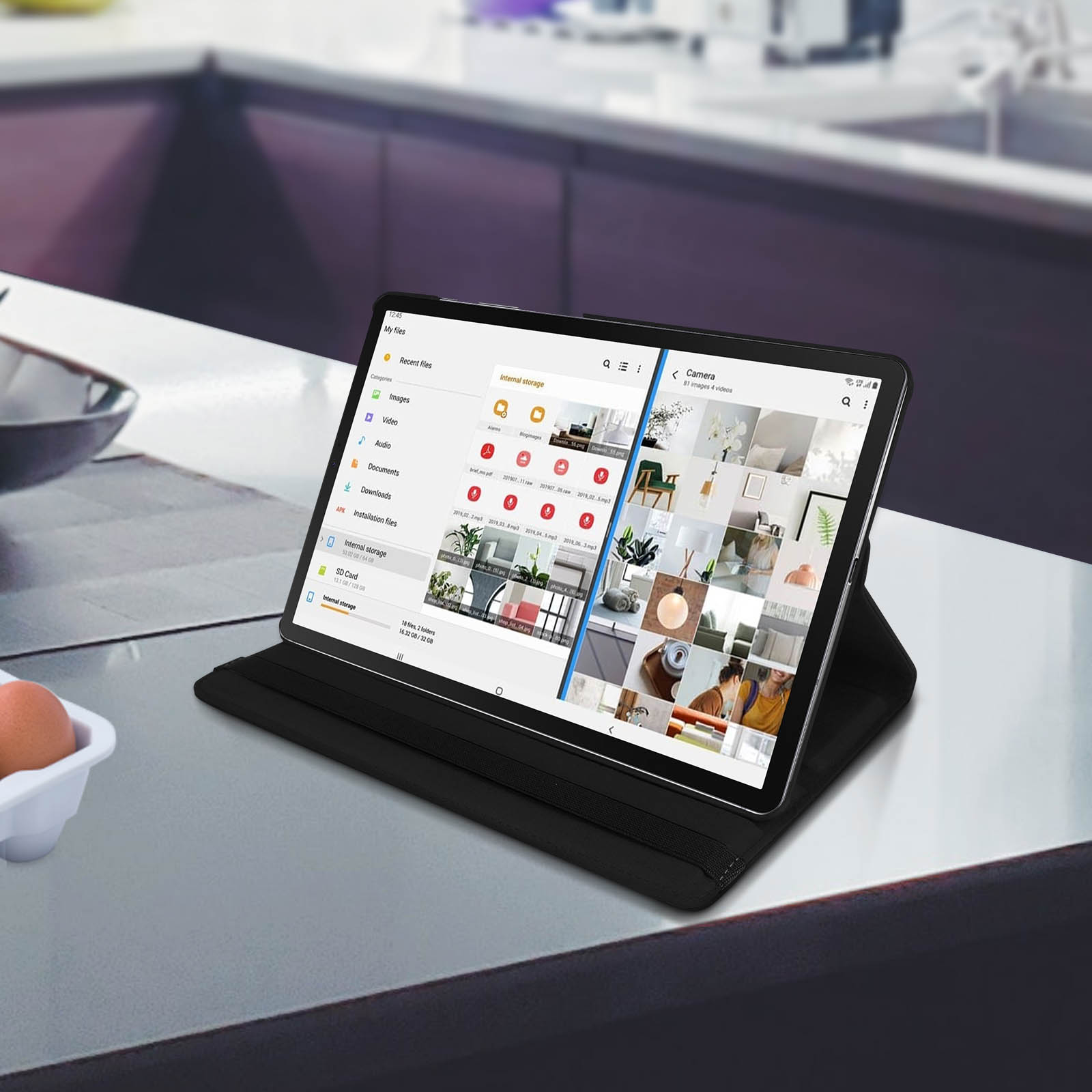Tablet che mostra uno schermo con file e immagini. Un contenitore per uova è visibile a sinistra.