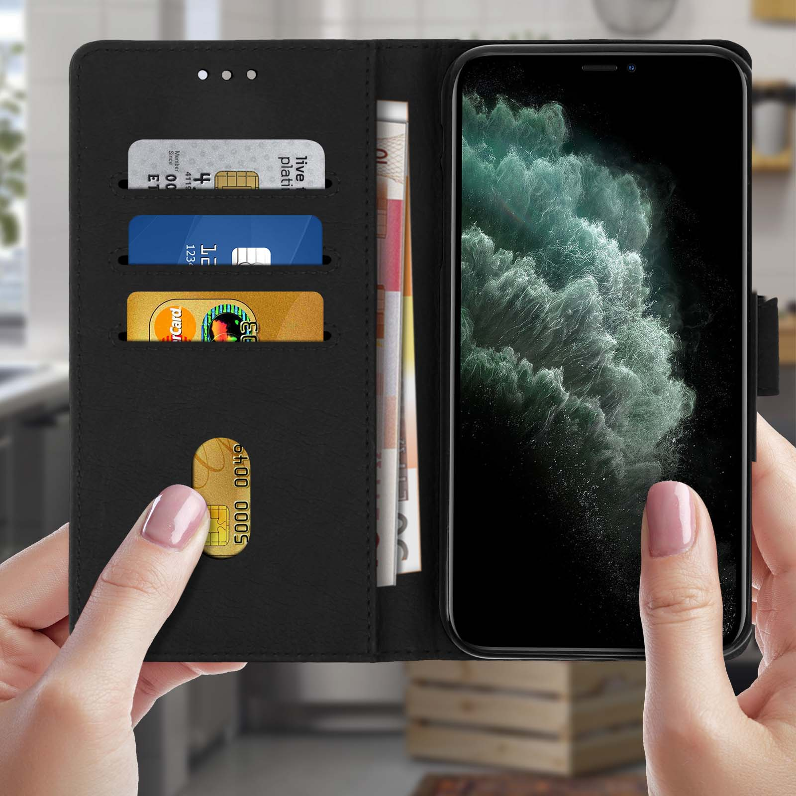 Étui portefeuille noir pour téléphone avec cartes de crédit, argent et un téléphone affichant un fond vert.