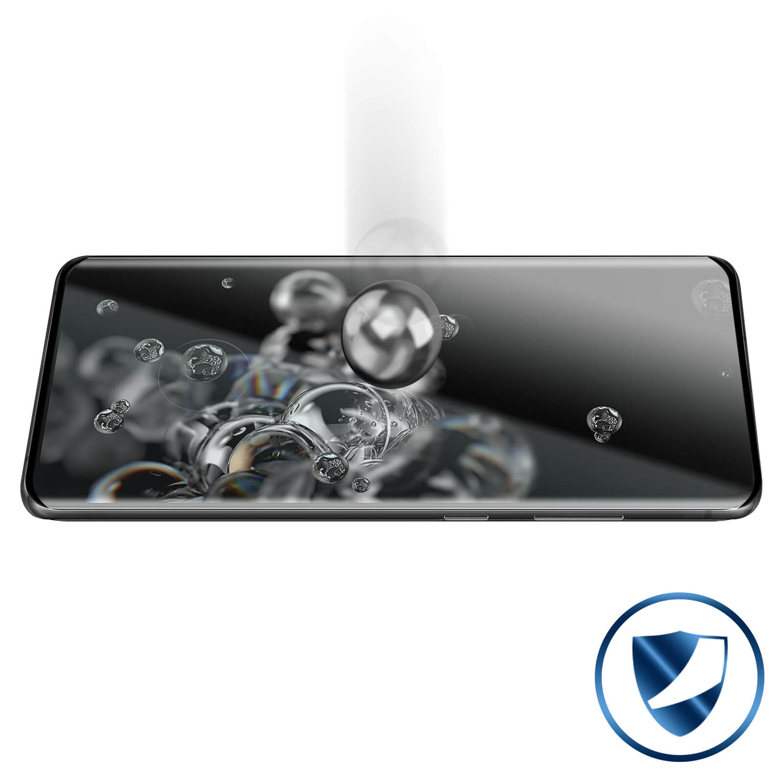 Smartphone con protezione schermo. Sfera cromata che cade sullo schermo. Sfondo bianco.