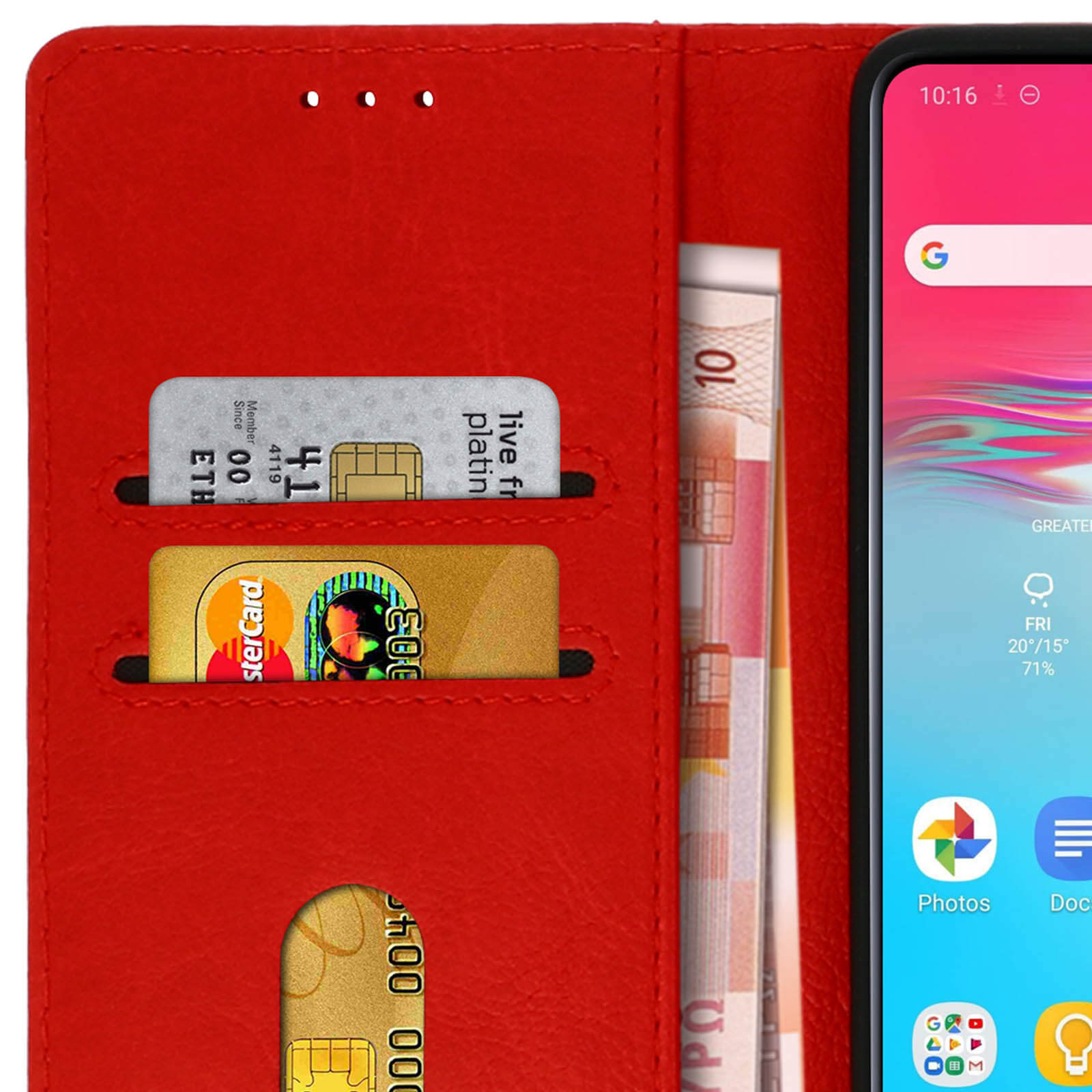Étui de téléphone rouge avec cartes et argent à l'intérieur. Un téléphone avec un écran bleu à côté. Fond rouge.