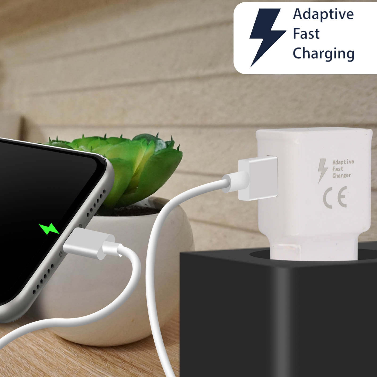 Telefono in carica con caricatore bianco. Icona batteria verde, testo: Adaptive Fast Charging.