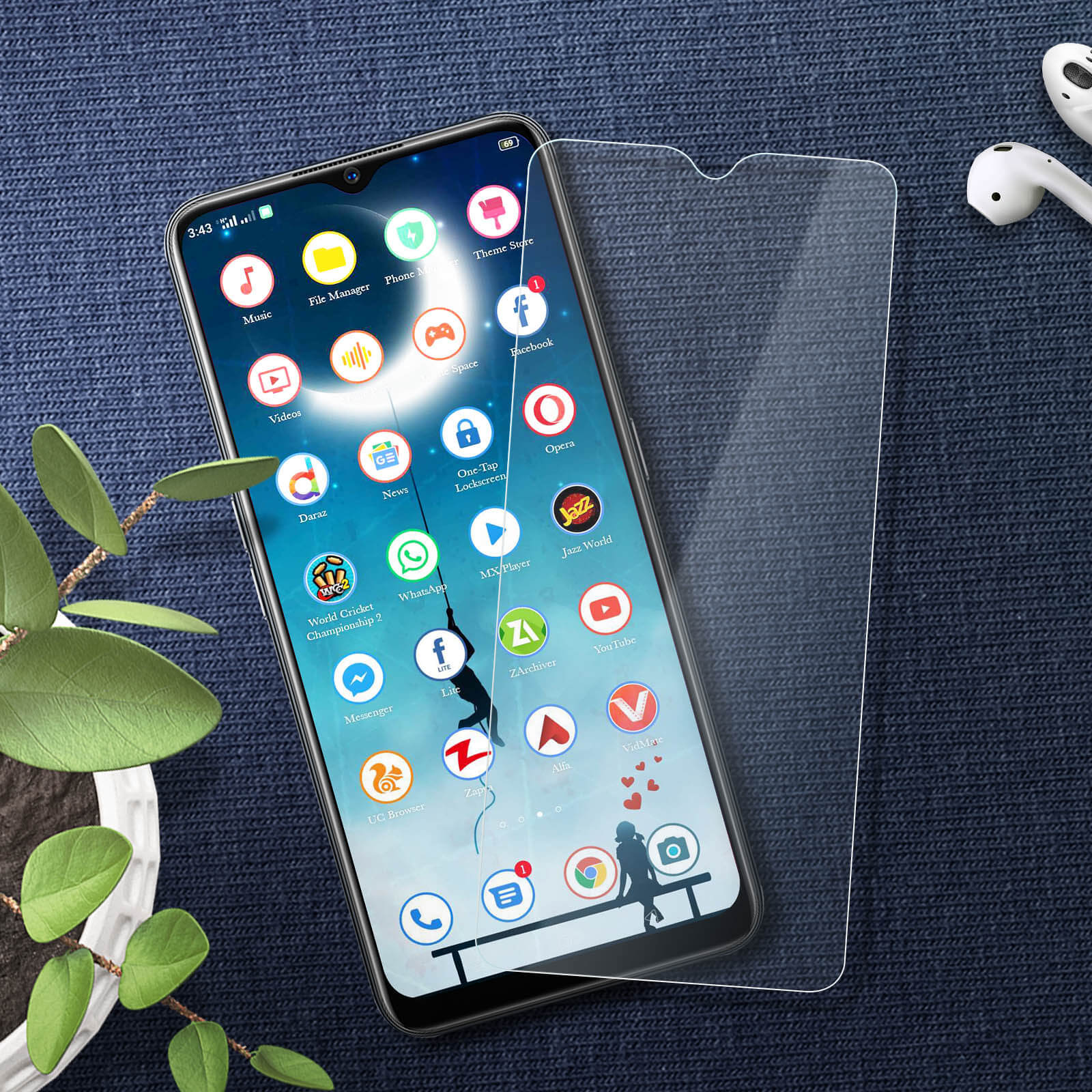 Smartphone con protezione schermo. Icone sullo schermo. Pianta e auricolari visibili.