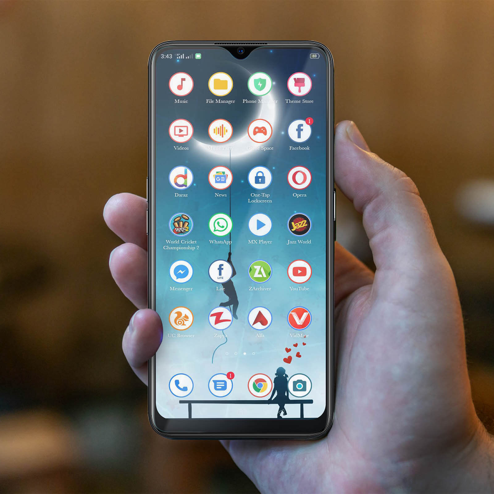 Uno smartphone con icone di app è tenuto in mano. Lo sfondo è sfocato.