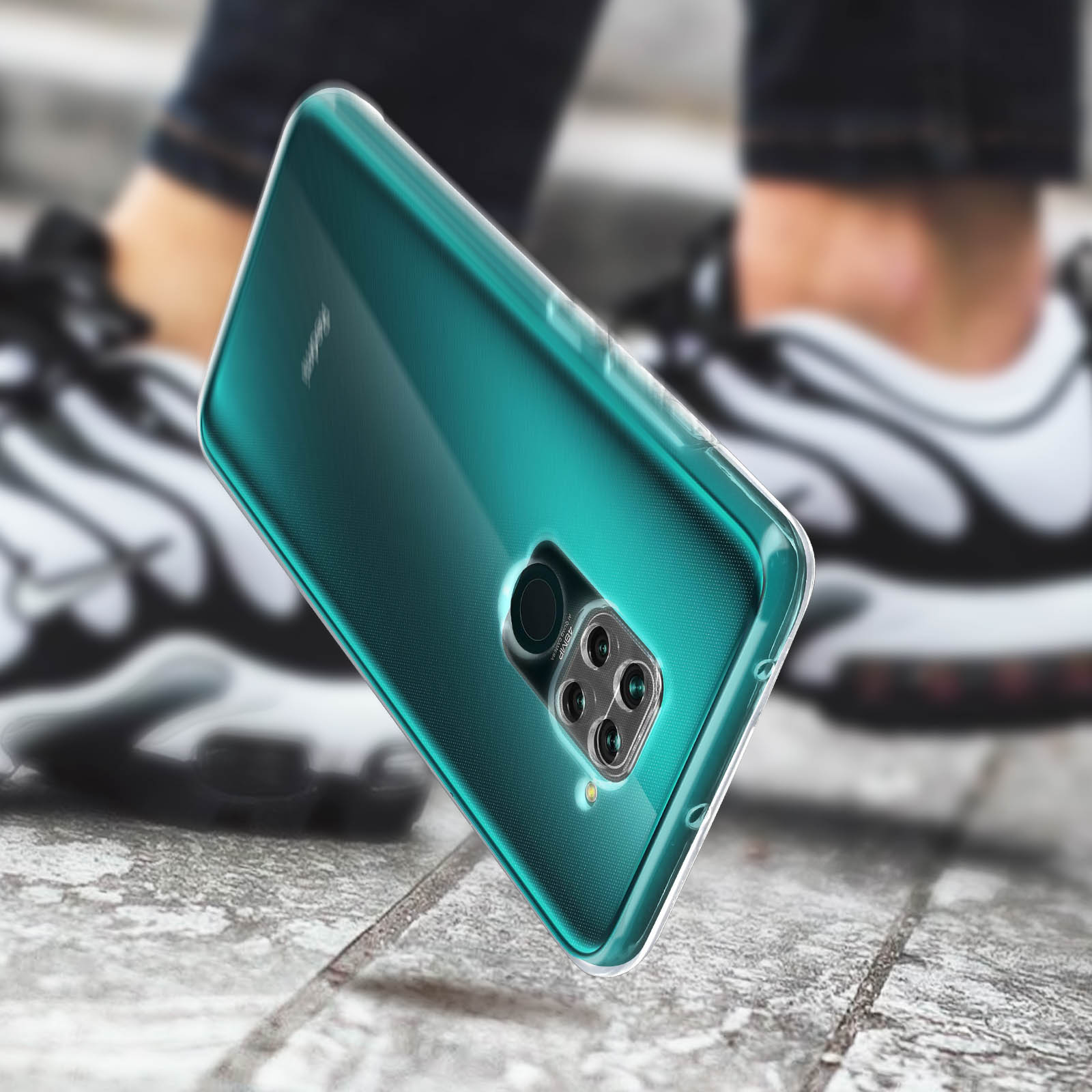 Een groene telefoonhoes wordt getoond op een grijs oppervlak. De telefoon zit in de hoes.