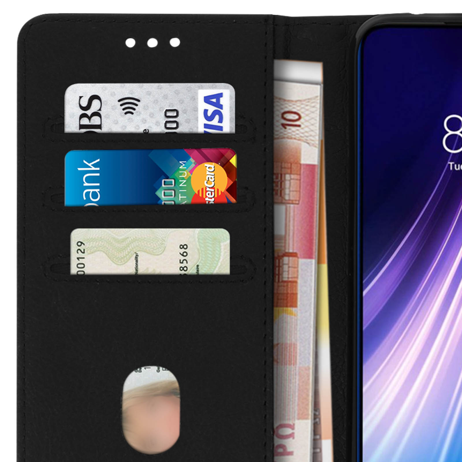 Étui portefeuille noir ouvert avec cartes et argent visibles. Écran du téléphone à droite.