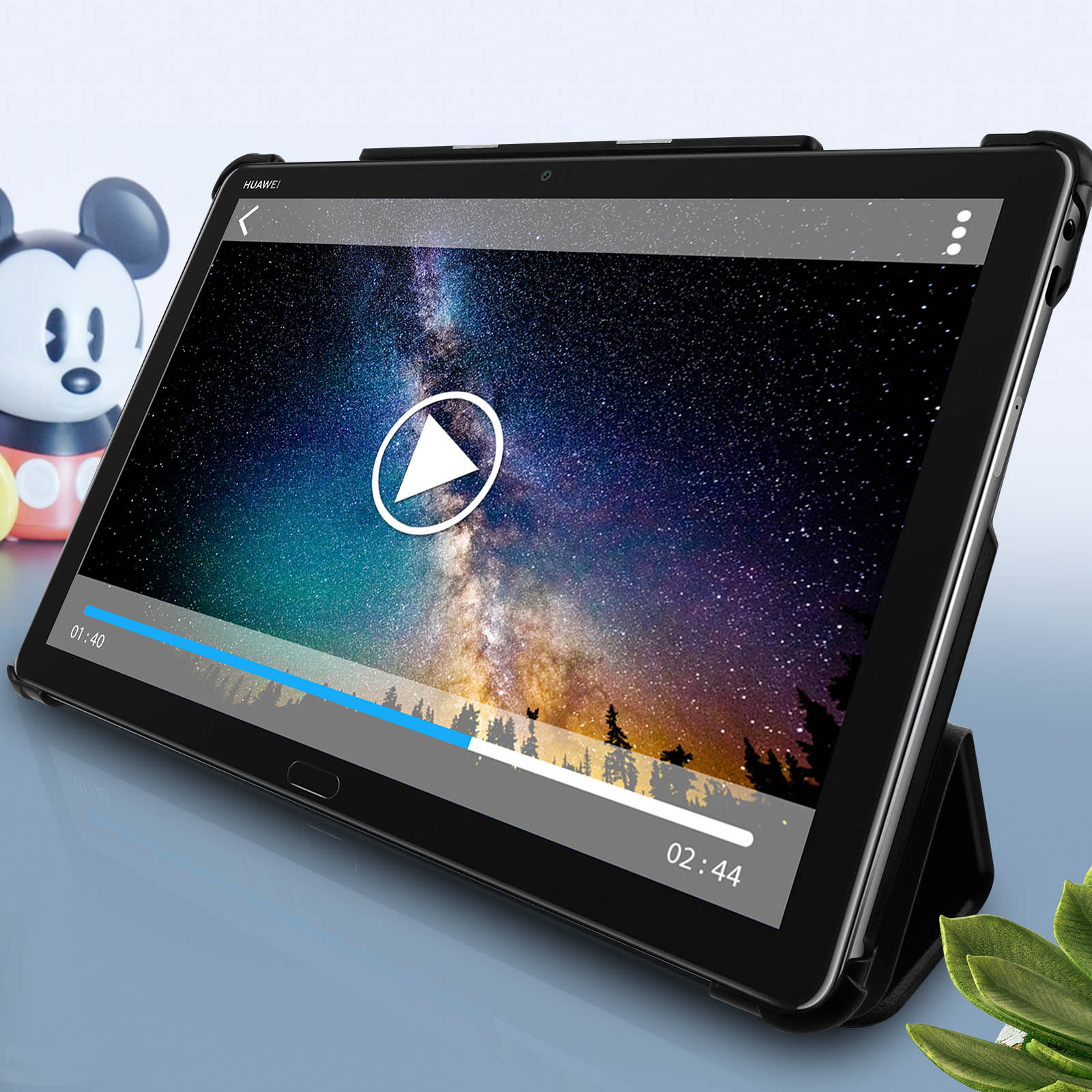 Tablet che mostra un video con un cielo stellato. Una figura di Topolino è a sinistra.