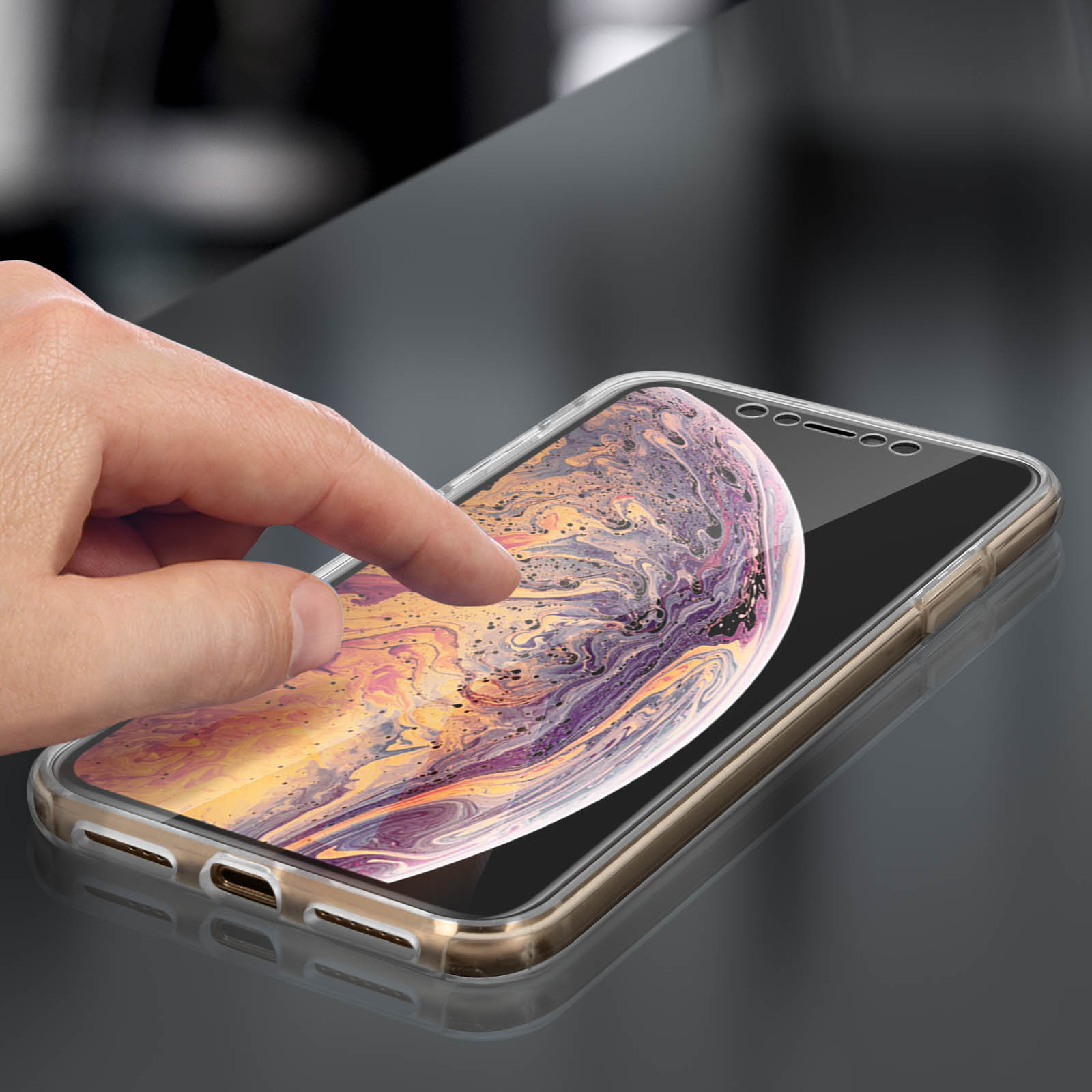 Mano che tocca schermo del telefono con custodia protettiva. Il telefono mostra arte astratta.