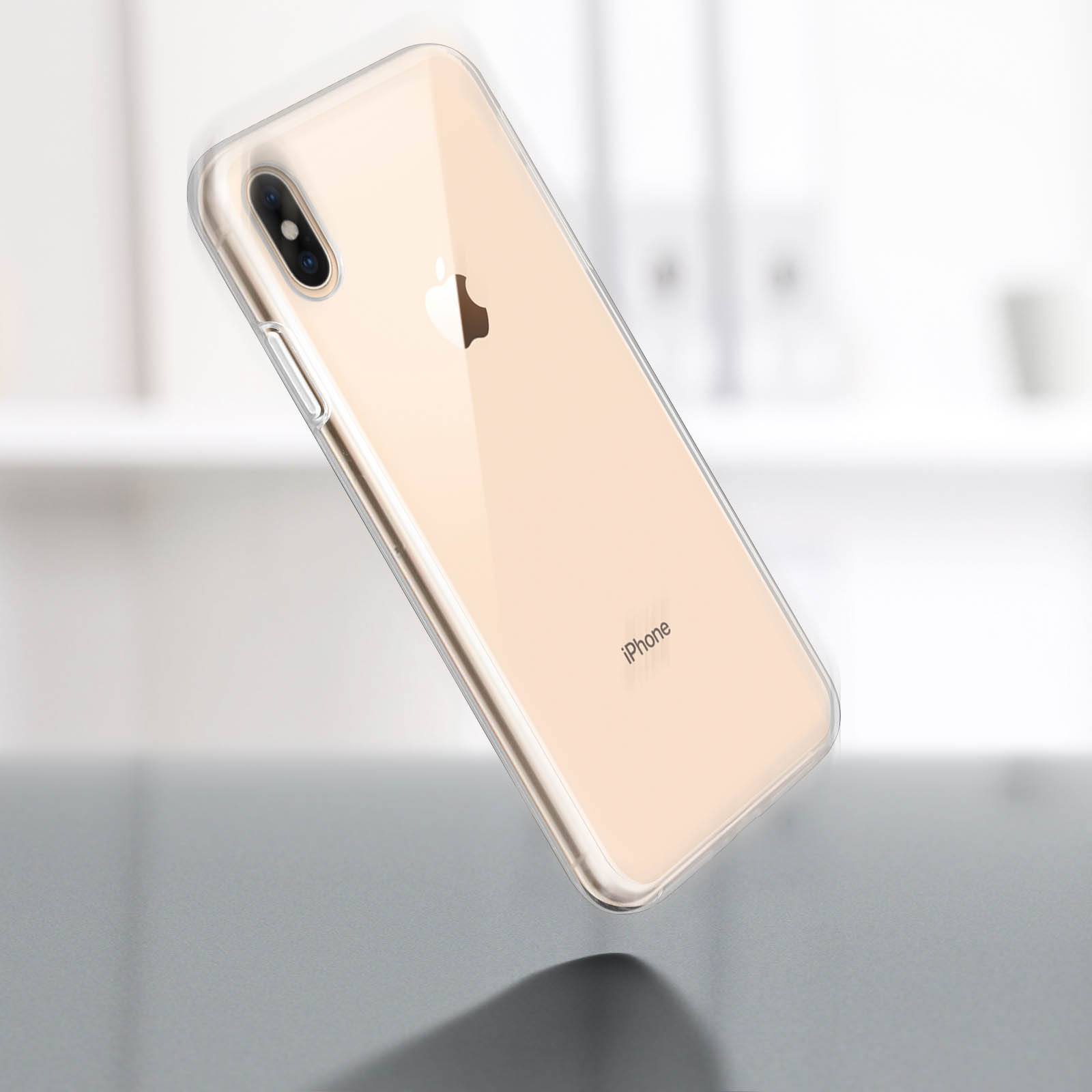 iPhone oro in una custodia trasparente. Lo sfondo è leggermente sfocato e bianco.