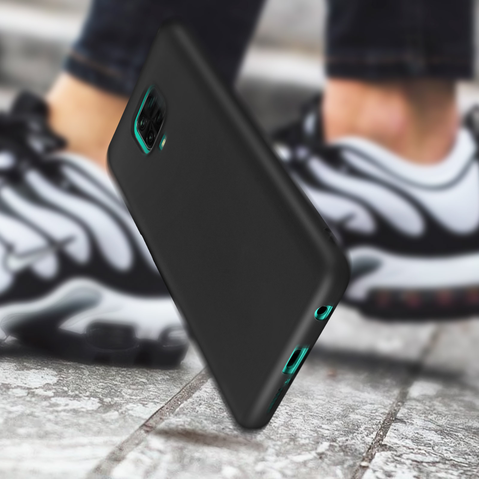 Een zwarte telefoonhoes wordt op een oppervlak getoond, met de achterkant naar de camera gericht.