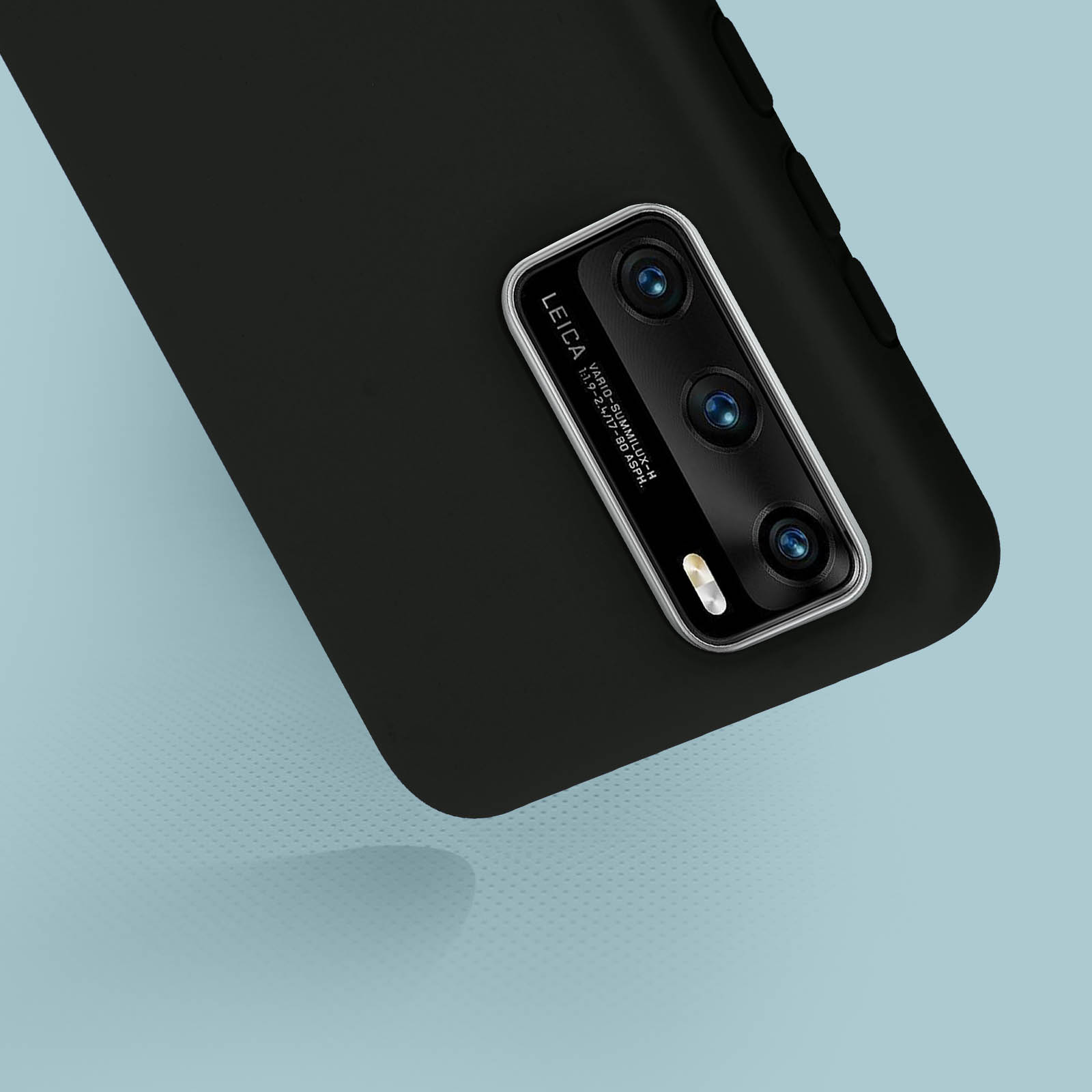 Zwarte telefoonhoes met de Leica-camera. De achtergrond is lichtblauw.