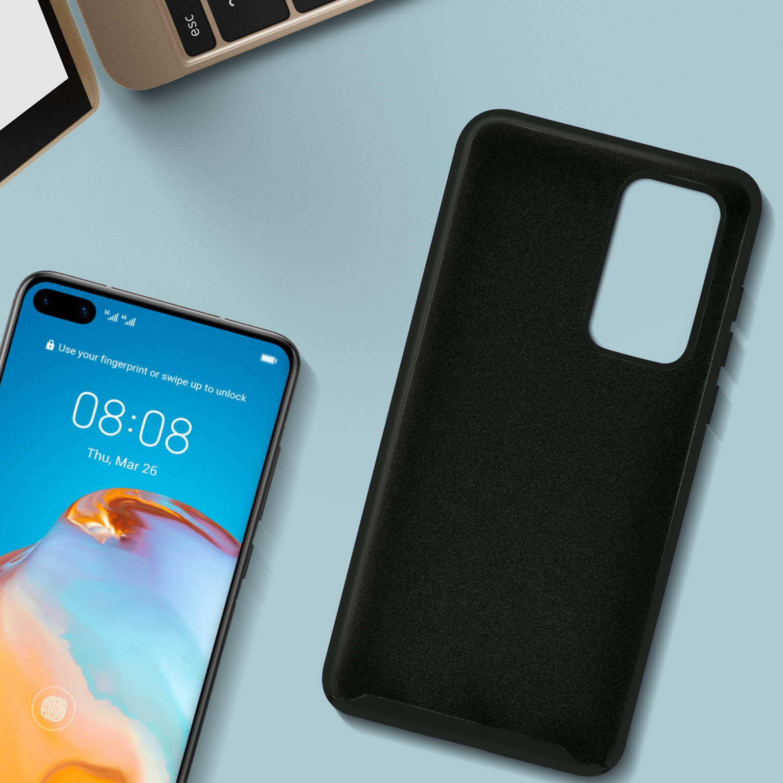 Een smartphone en een zwart telefoonhoesje liggen op een blauw oppervlak. Het scherm is aan.