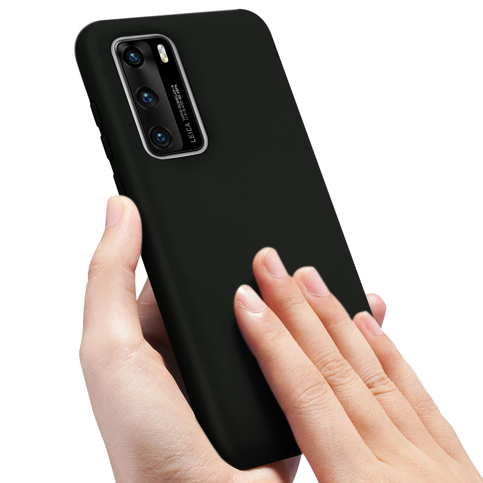 Een hand houdt een zwarte telefoon met drie cameralenzen vast. De achtergrond is wazig.