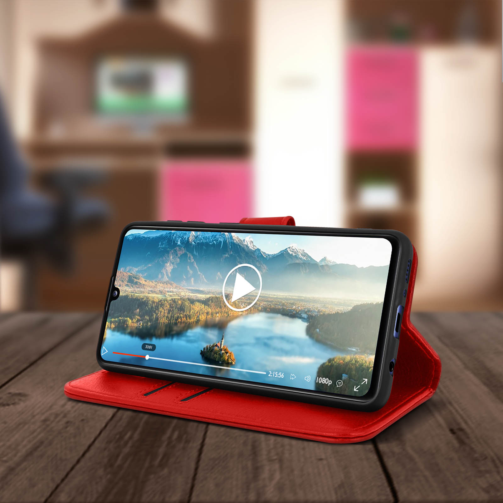 Coque de téléphone rouge avec vidéo. Le téléphone est sur du bois avec un fond flou.