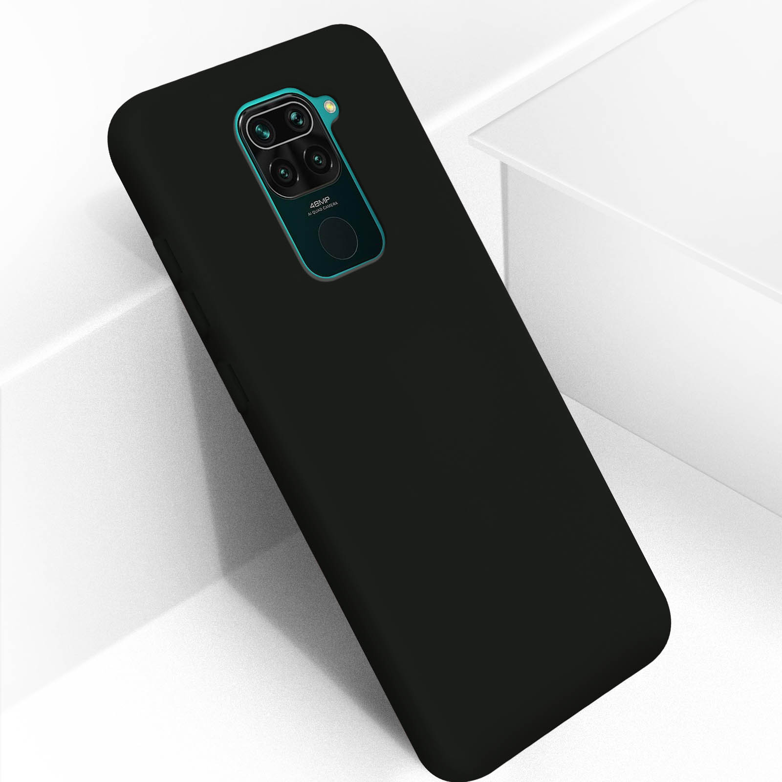 Zwarte telefoonhoes. Het heeft een uitsparing voor de camera en een strak design. De telefoon ligt op een wit oppervlak.