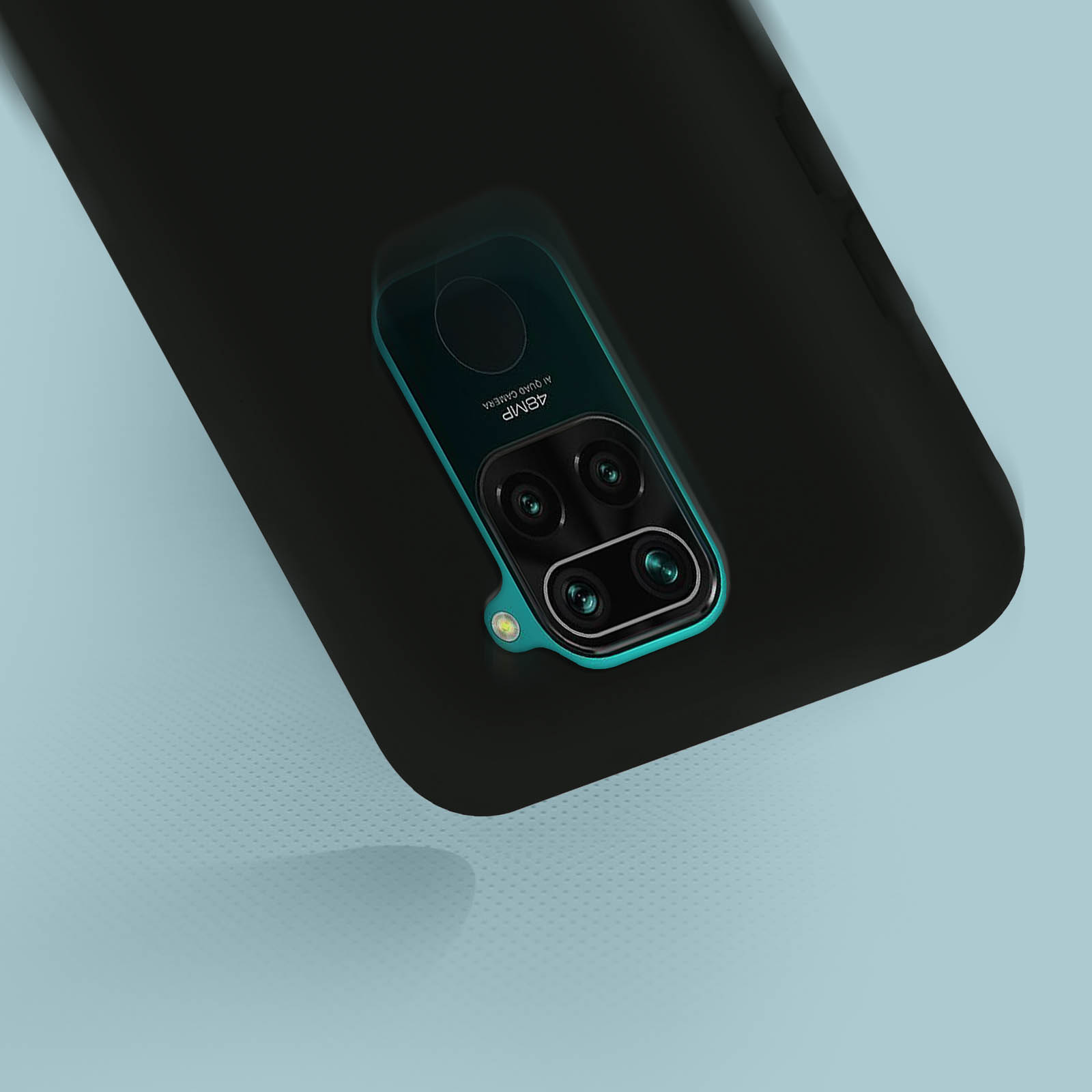 Zwarte telefoonhoes met drie camera's. De camera's zijn blauwgroen. Blauwe achtergrond.