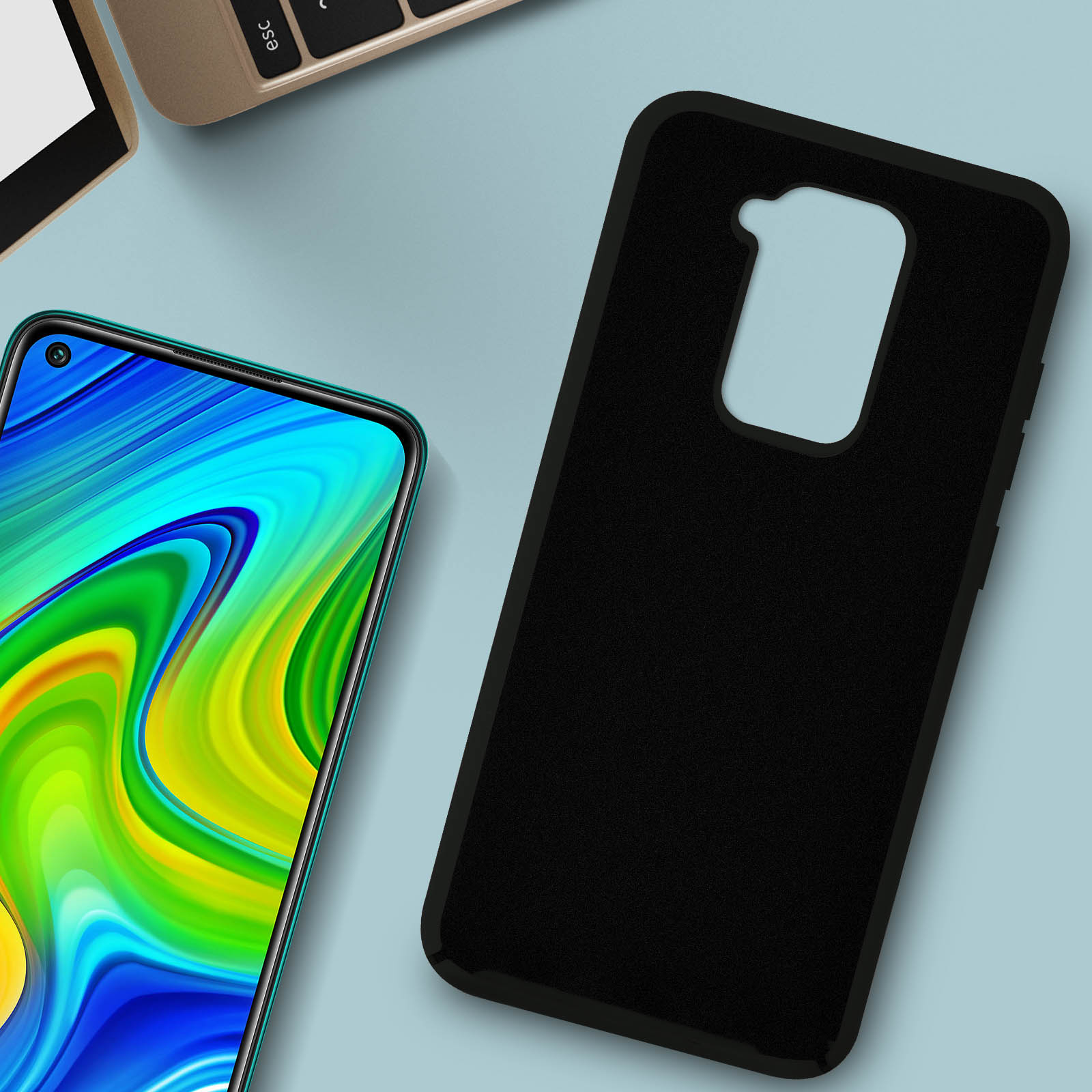 Zwarte telefoonhoes op blauw oppervlak met telefoon die een kleurrijk scherm toont.