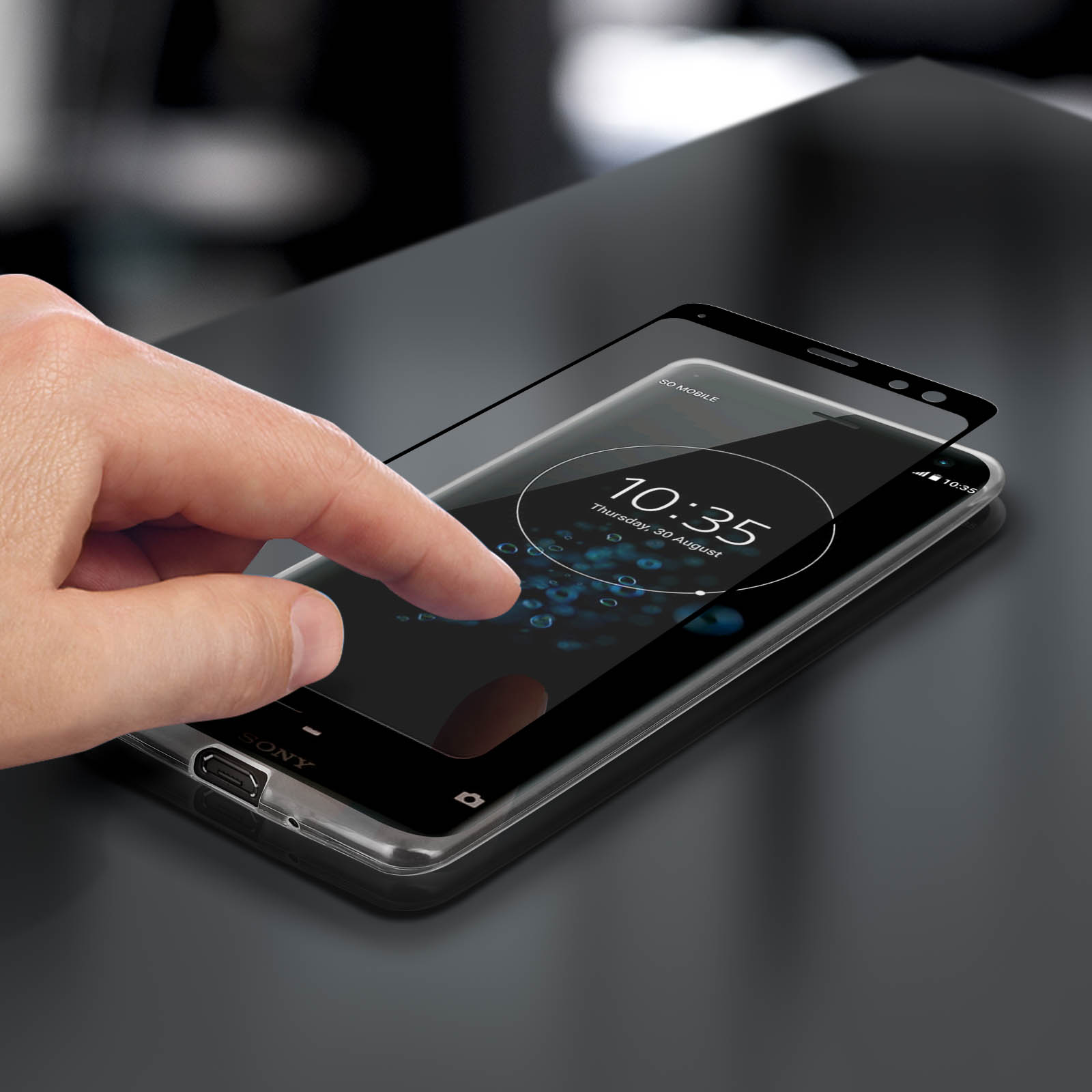 Eine Hand berührt einen Telefonbildschirm mit Schutzfolie. Anzeige zeigt Zeit und Hintergrund.