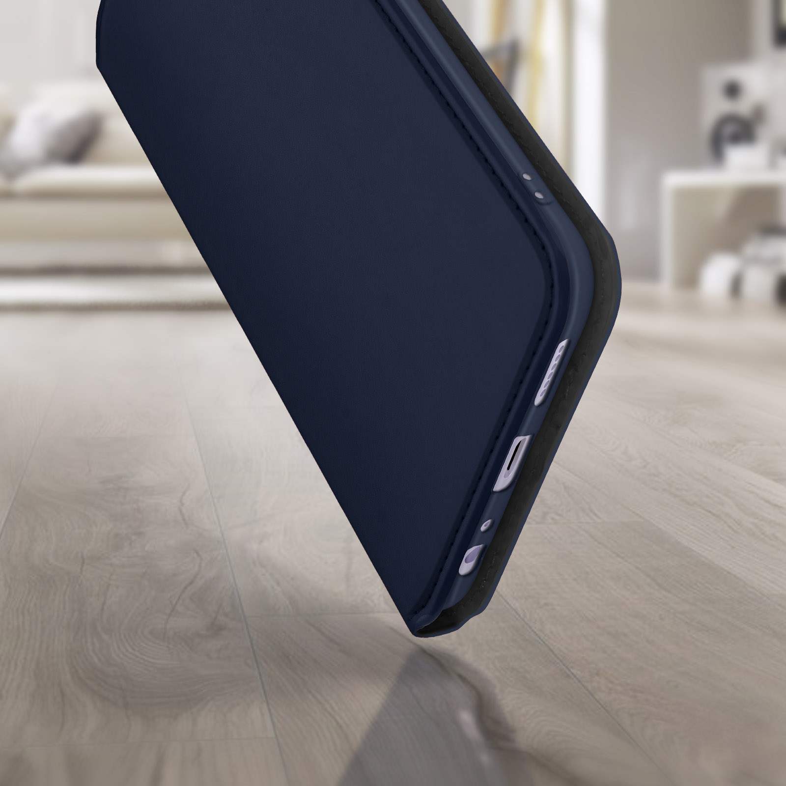 Coque de téléphone bleue ouverte. Le téléphone n'est pas dedans. L'intérieur est noir. Sol en bois en arrière-plan.