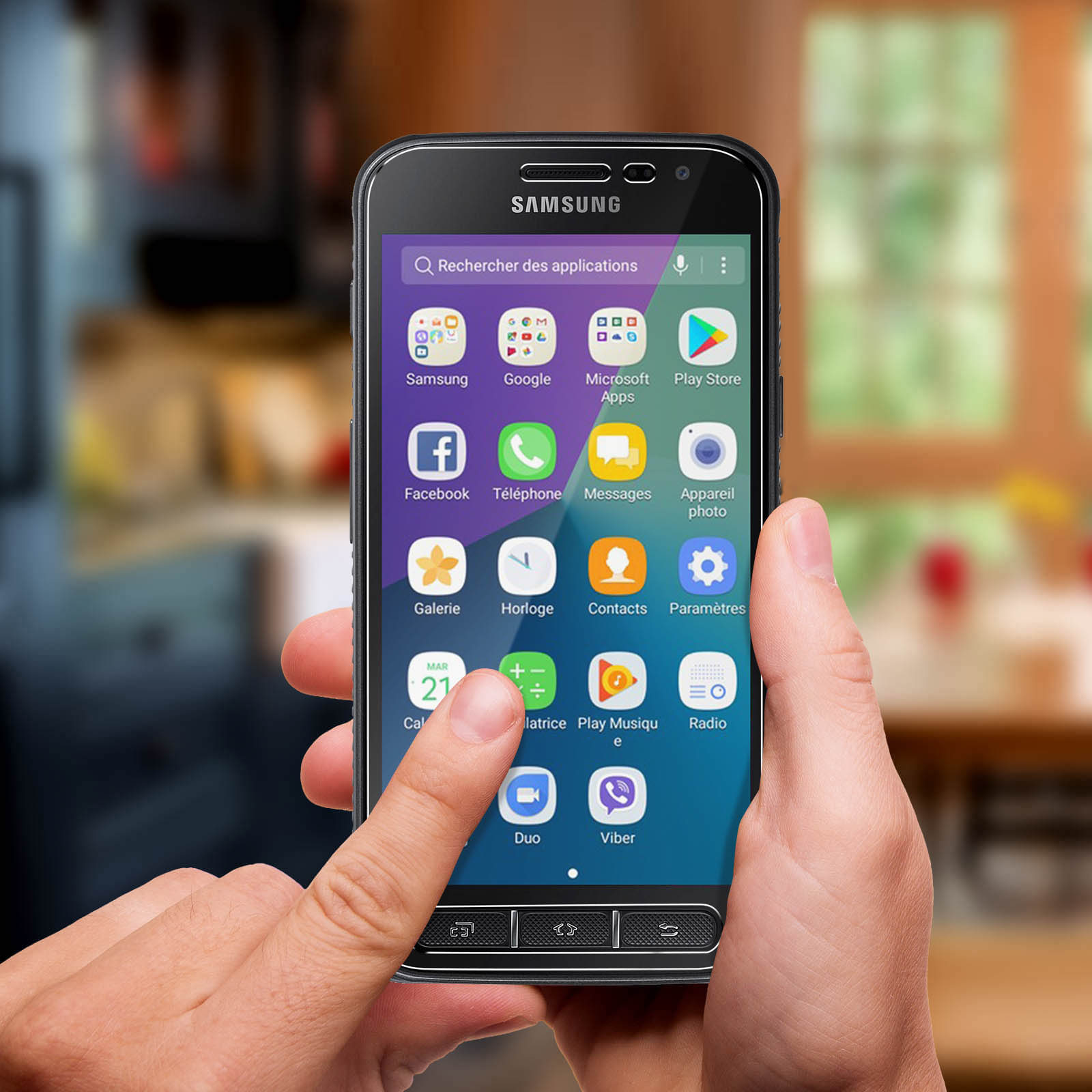 Una persona tiene in mano un telefono con le app visualizzate. Lo sfondo è sfocato.