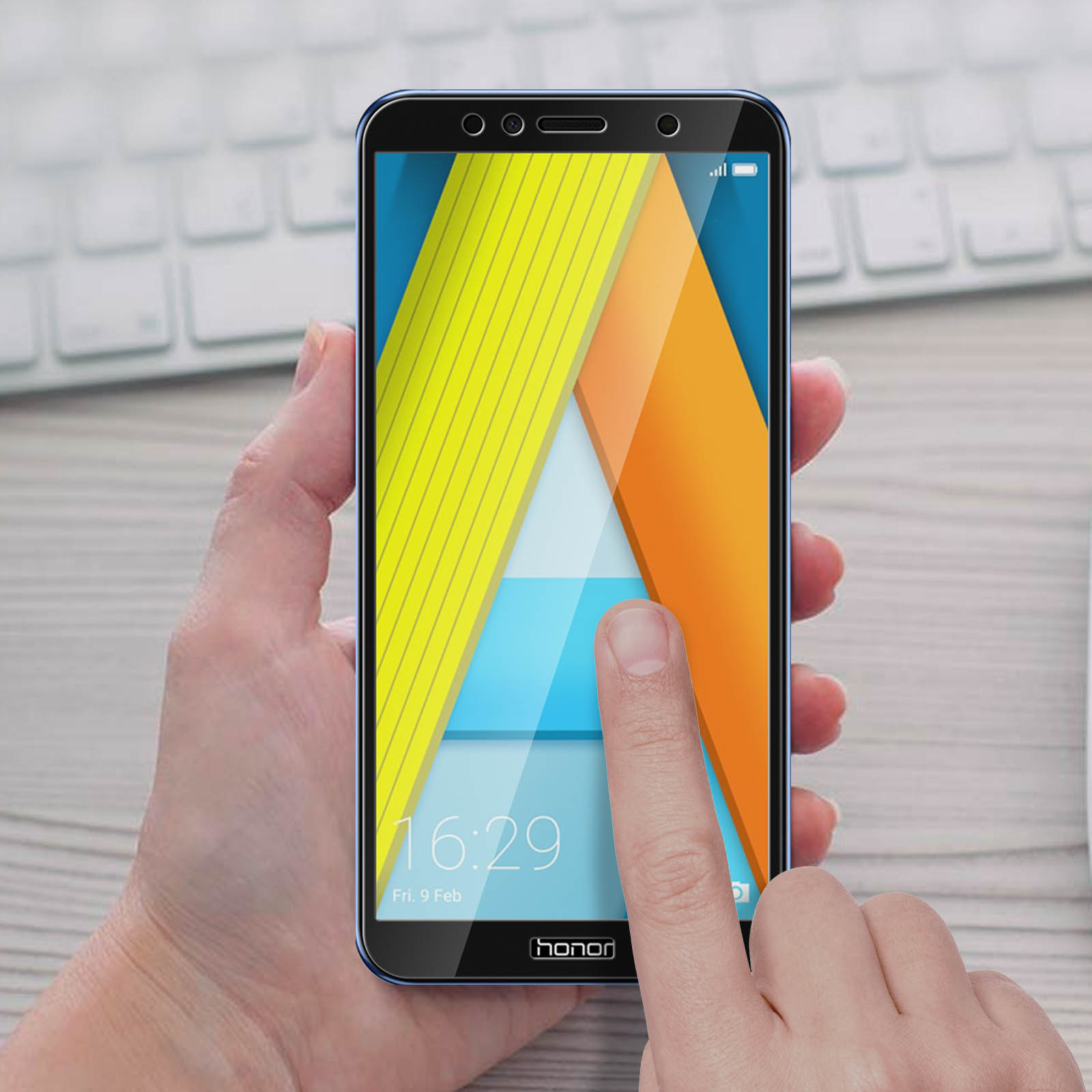 Mano che tiene uno smartphone che mostra un motivo geometrico colorato, con un dito che tocca lo schermo.