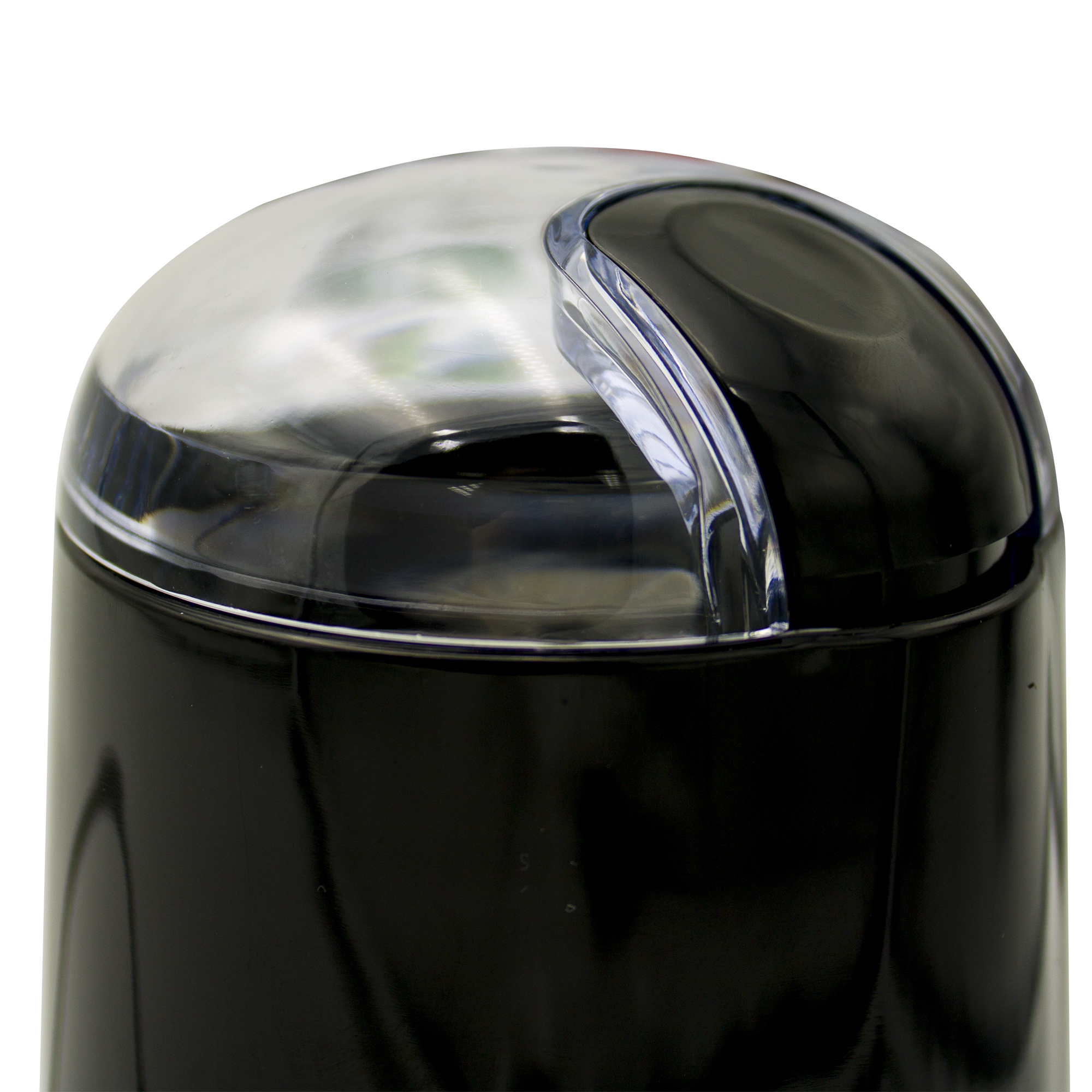 Molinillo de café negro con tapa transparente y tapa negra. El molinillo está aislado.
