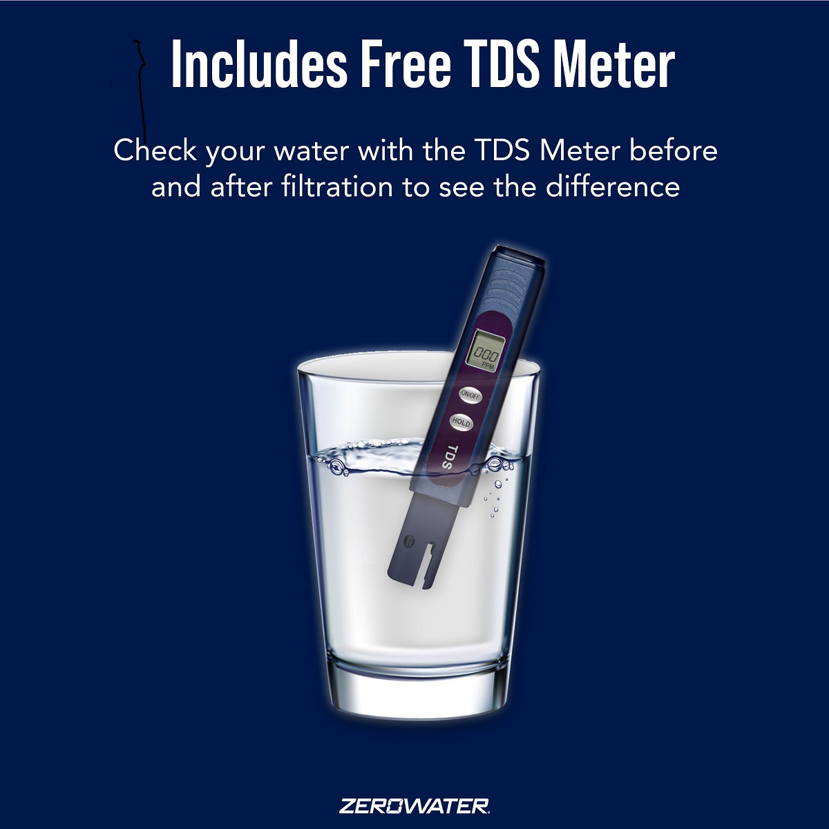 Ein Glas mit Wasser und einem TDS-Messgerät darin. Text sagt, Wasser vor und nach der Filtration zu prüfen.