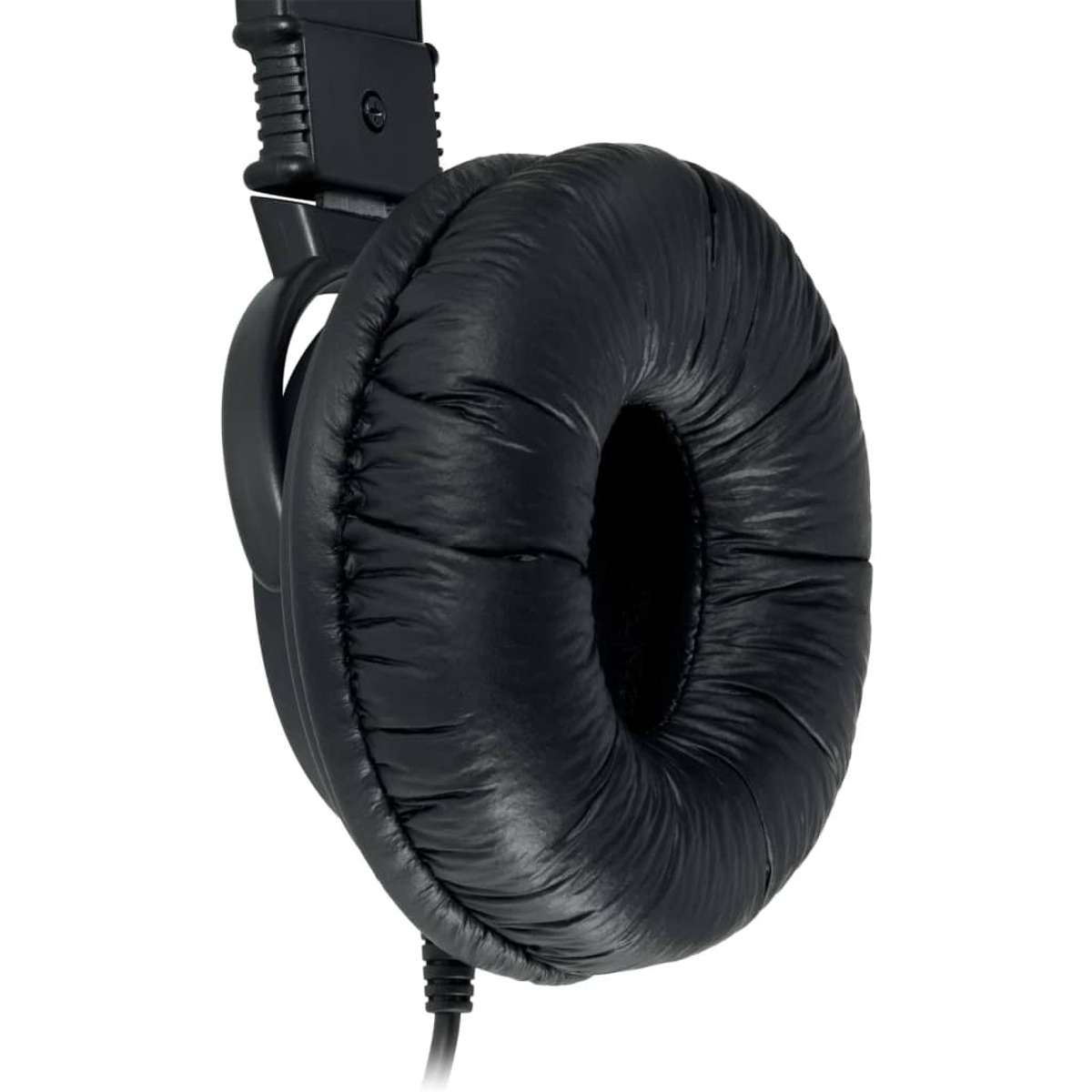 Un primer plano de un cojín de auriculares negro, con un cable negro, sobre un fondo blanco.