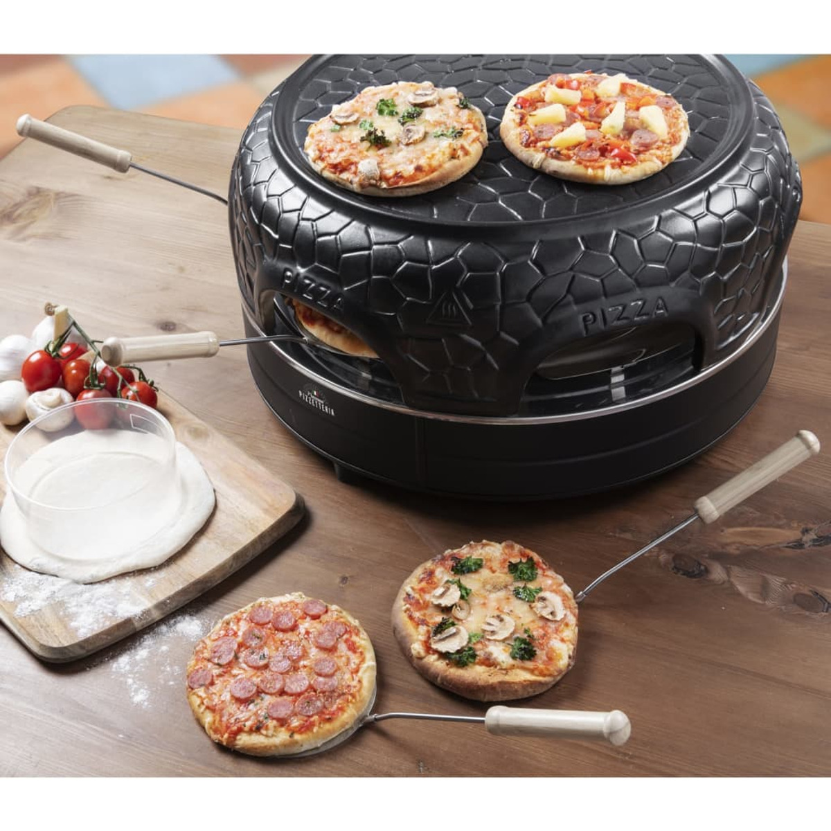 Forno per pizza con pizze sopra, ingredienti vicini e pizza su palette.